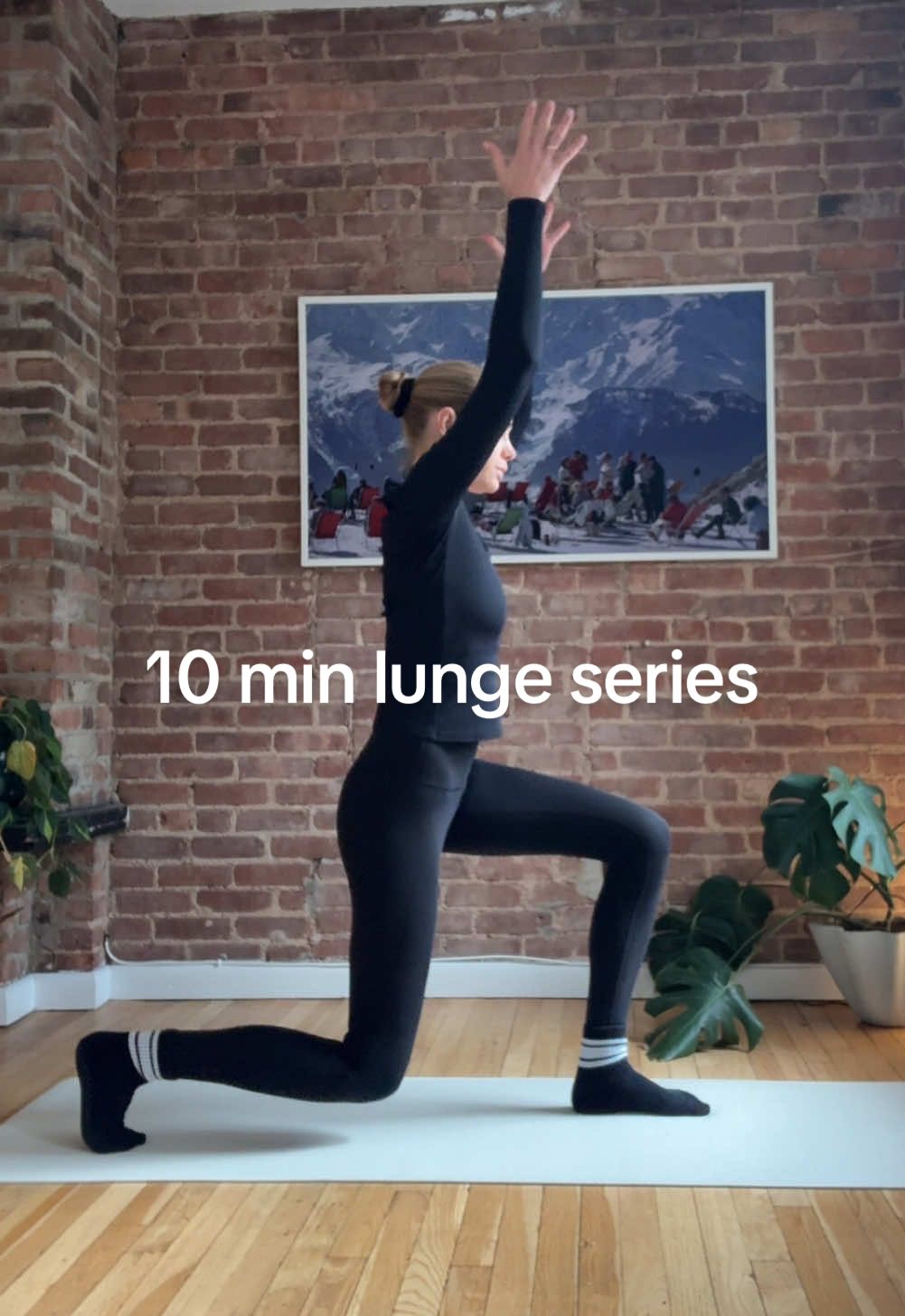 10 min lunge series to burn the glutes 🔥🔥🔥 90/90 lunge - 60 sec (Add in a pulse half way) 90/90 to arabesque lunge - 60 sec running man - 60 sec hold lunge Tippy bird - 60 sec back left lift and lower - 30 sec front leg pulses - 30 sec repeat for the other leg *slow and steady for this one to really feel it *get looooow *aim to keep your hips square with each other  *keep the front knee over outside two toes #matpilates #lunge #gluteburn #pilates #pilatesworkout 