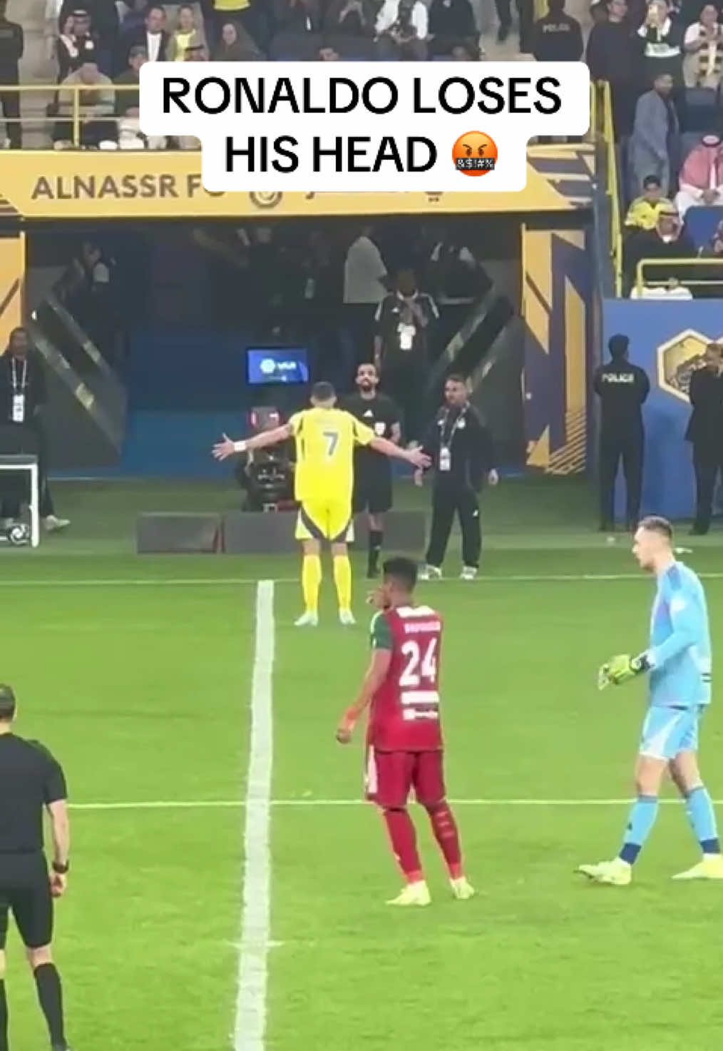 Cristiano Ronaldo was left FUMING after Jhon Duran received a bizarre red card 🤬🟥  📹 @arfan_akram  #cristianoronaldo #cr7 #alnassr #football #news #sport 