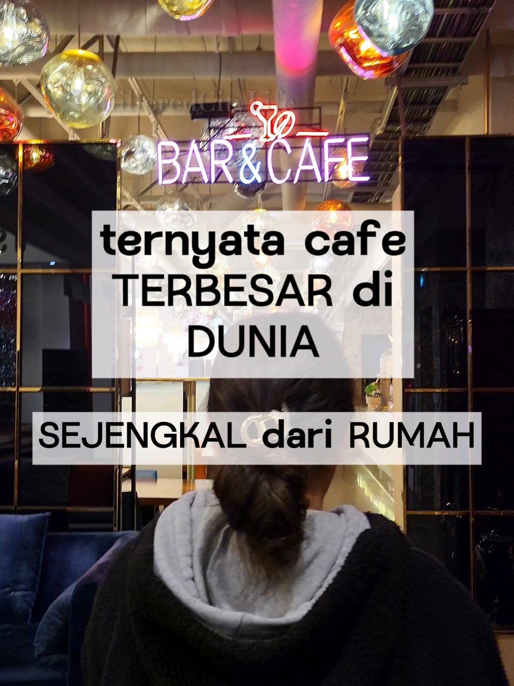 Jalan kaki nyampe 🤨 Cafe terbesar di dunia cuma 15 menit doang! Masuk Guinness World Records biar pasti terakreditasi. What’s Inside the WORLD’S BIGGEST Coffee Shop? 🤩☕ Let’s Explore! #cafe #cafetour #jalanjalan #kaburajadulu #tiktok 