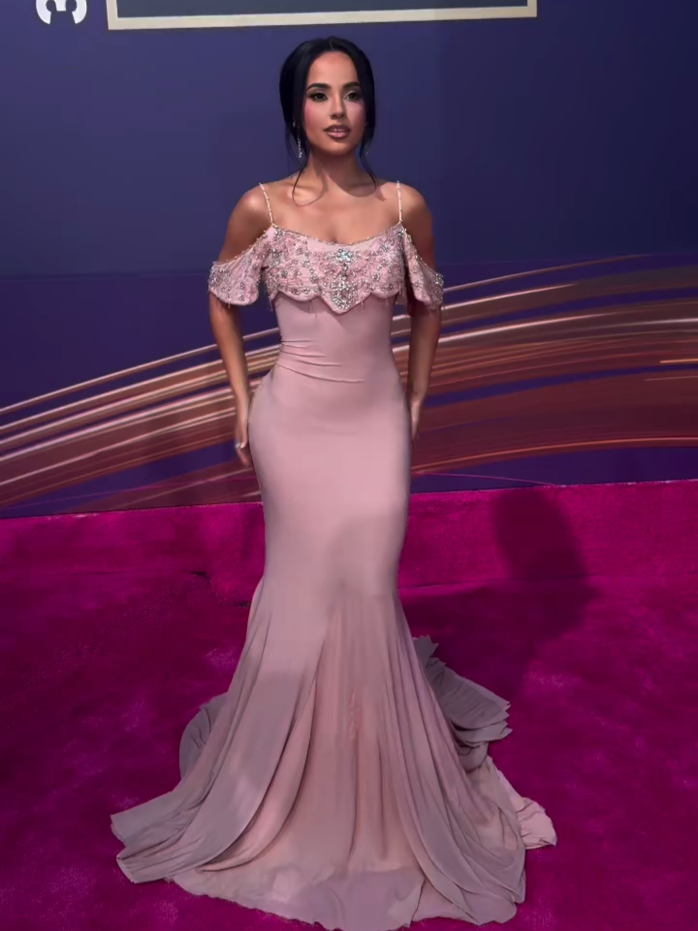 @iambeckyg ❤️‍🔥 Arrasando en todas las 𝙚𝙨𝙦𝙪𝙞𝙣𝙖𝙨 de #PremioLoNuestro 🏆 #RedCarpet #BeckyG