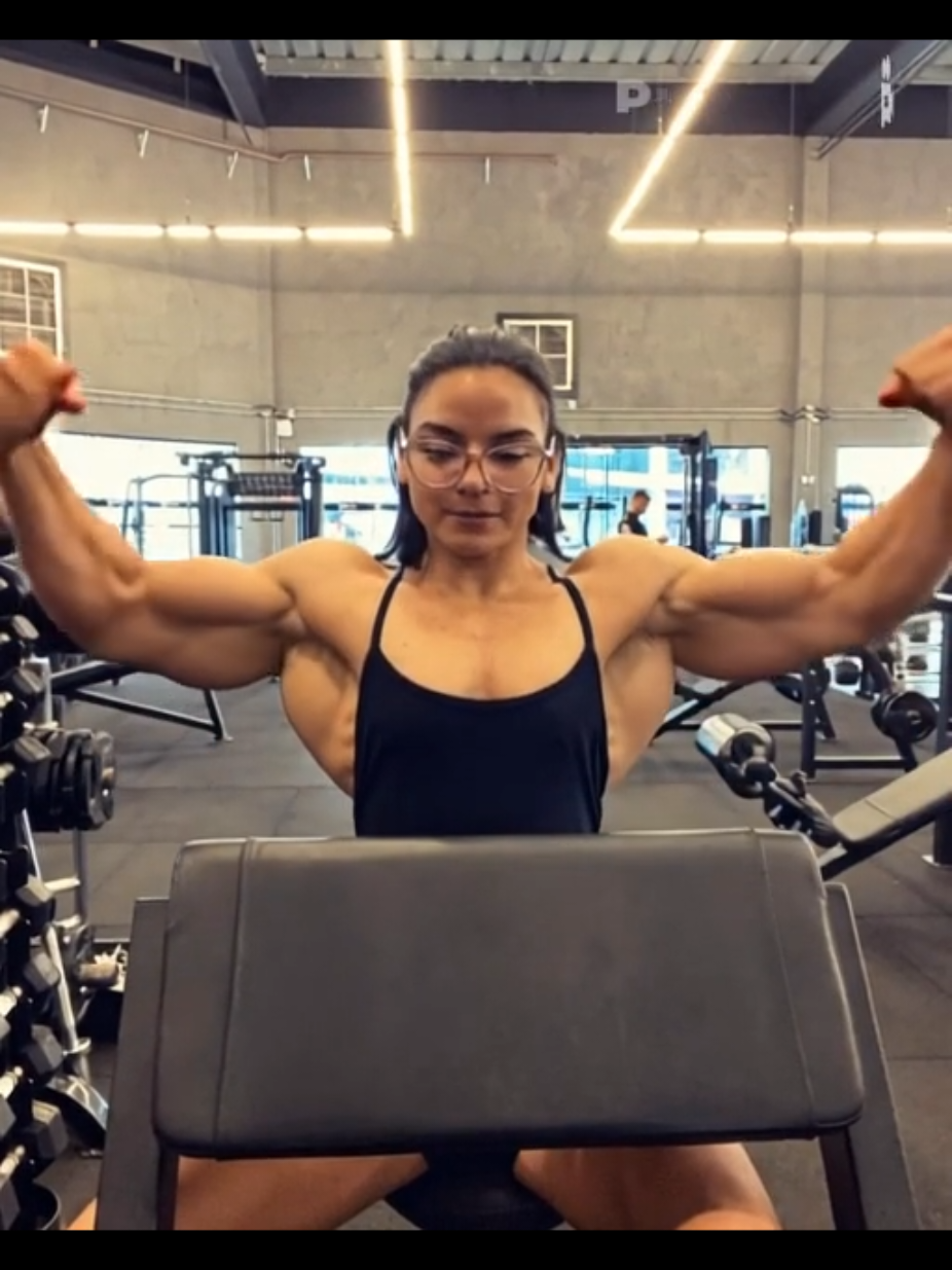 Ever seen a girl with such lats?