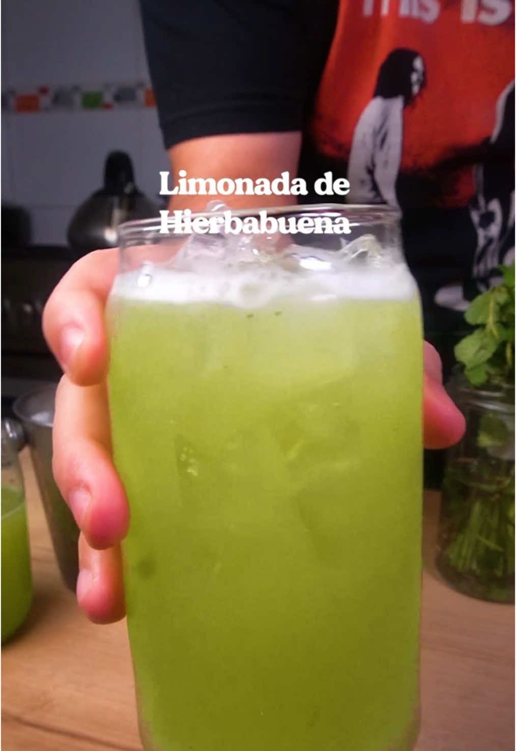 Limonada de Hierbabuena Receta: -3 limones -3 tazas de agua fría -puñado de hierba buena -endulzante de tu preferencia, si lo sientes amargo es que falta endulzar -hielo #limonadadehierbabuena #recetafacil #gastronomiaperuana 