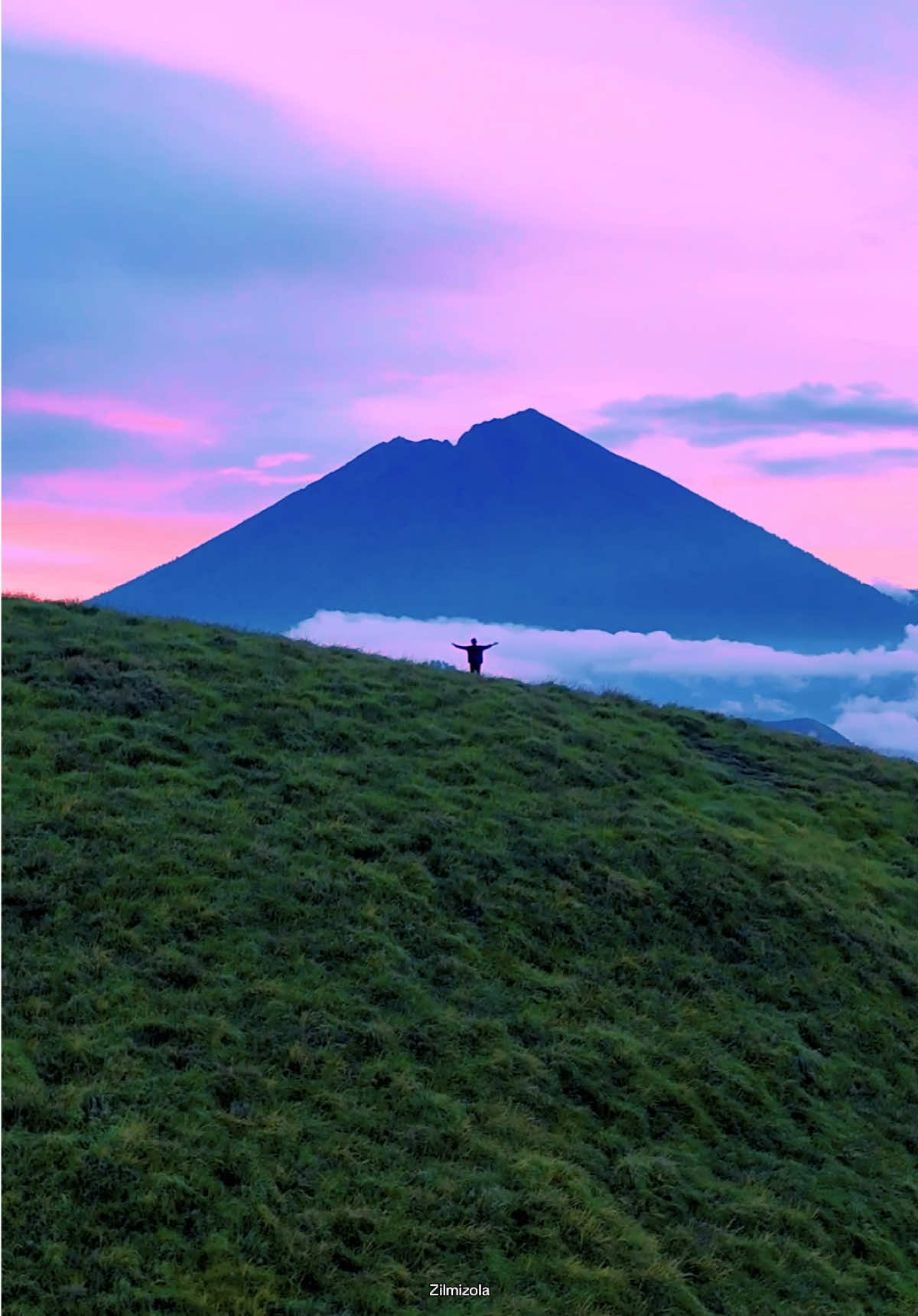 Membalas @Travelsingle___  Menyala Lombok ku 🧡🔥🔥 vt ku udah sampe negara mana nih ? Negara mandalika udah pasti lah ya 🫣😜 #lombok #sembalun #bukitnanggi #indonesia #alamindonesia 