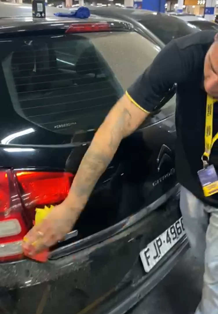 Teste de resistência! 🚗✨ Aplicamos a cera de carnaúba no vidro e o resultado é impressionante! #viral #trend  #foryou #fy #fyp #fypシ #descubra#ceradecarnauba#polimento#enceramento#cuidadocomcarro#dicadelimpeza#carnauba#autoestetica#vidrolimpo