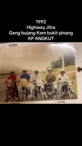 Owner kata nostalgia .. pak aku hujung kanan , time ni x jumpa mak aku lagi 😹 #nostalgia #kenangan @Paklang Lan 