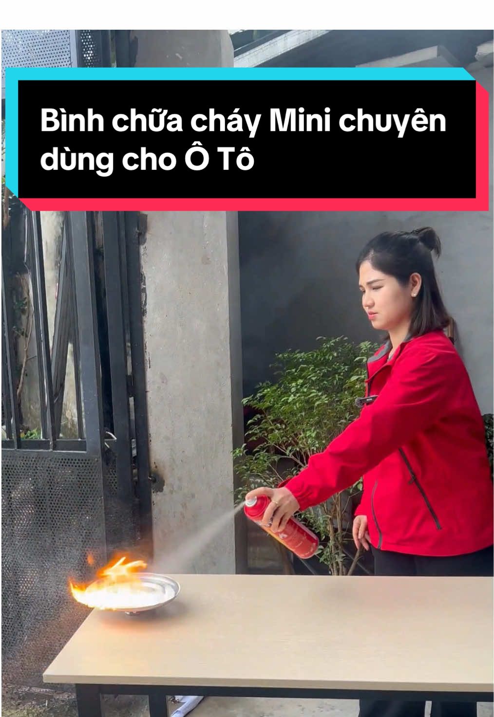 Bình chữa cháy mini cho ô tô – nhỏ gọn, tiện lợi, an toàn trên mọi hành trình! Sẵn sàng dập lửa trong tích tắc, bảo vệ bạn và xế yêu khỏi nguy cơ hỏa hoạn. Đừng để sự cố bất ngờ cản bước bạn! #pcccanminh #pccc #binhchuachaymini 