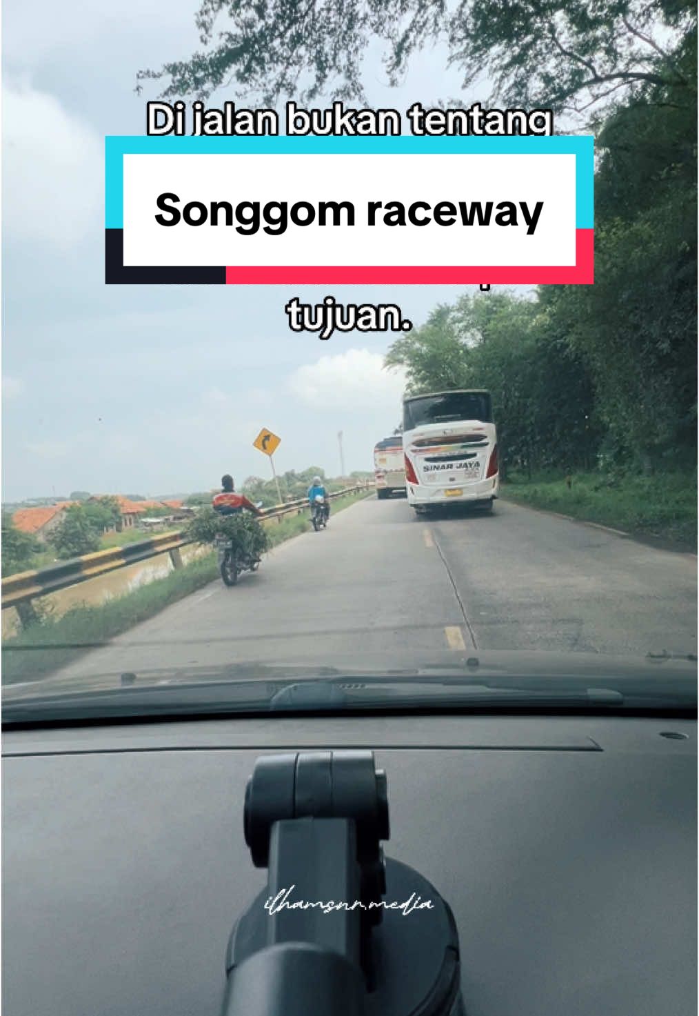 🗣️: mas kok kenapa gak nempel depan ? 👶: ngambil jarak 1 bis supaya klo tiba2 depan kress samping trailer gk habis disasak lawan arah boy  #sinarjaya #songgomraceway