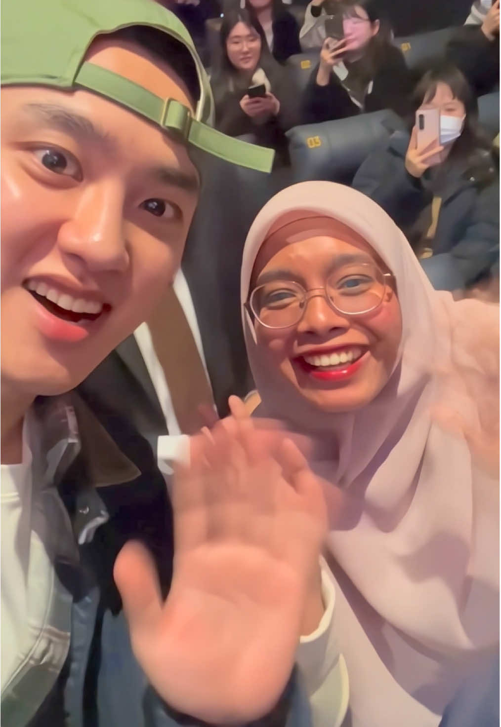 MY DREAM COME TRUE 😭😭 Salah satu wishlist yg sangat sangaat kecil terwujud tapi Alhamdulillah 2025 terjadi 😭 Bisa foto bareng dan bisa ngobrol seuprit  Bahkan melebihi ekspektasi 🥹 건강하고 행복하세요 경수야 다음에 꼭 꼭 꼭 꼭 만나요  Note: Jangan lupa nonton film Secret: Untold Melody di bioskop 🫶🏻 #dohkyungsoo #kyungsoo #secretuntoldmelody 