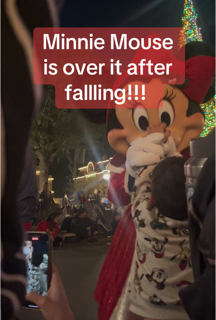 Minnie was definitely over it after this kid grabbed her nose and she fell over. I think she had a rough day and was all out of pixie dust!! #disneyland #disney #disneyparks #minnie #minniemouse #fail #disneymagic #pixiedust #fyp #overit 