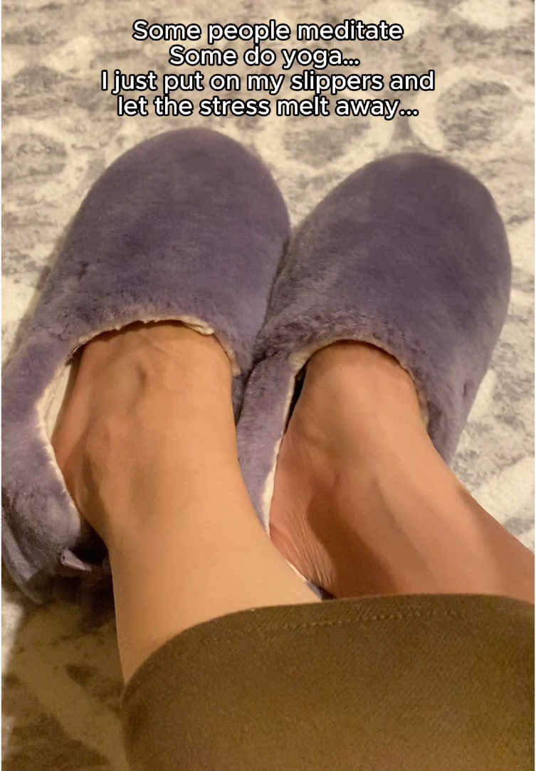 so soft and so cozy, it's my daily dose of comfort and daily dose of therapy ♥️ #slippers #fluffy #comfort #softslippers 