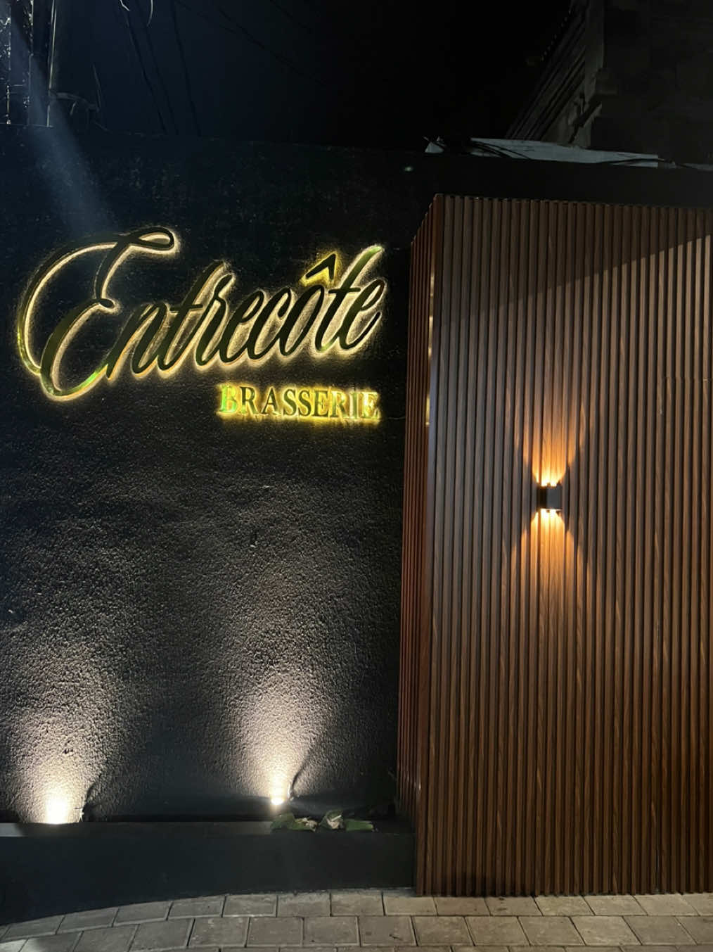 Entrecôte Brasserie, Canggu 🥩  We opted for the set menu which included a glass of red or white wine, sliced baguette with homemade butter and walnut salad in vinegrette to start. For the main we had their signature steak with herby butter sauce and unlimited fries.  This came to 600k IDR each so a little on the pricier side if you are budget backpacking but we really enjoyed this as a treat - the steak was delicious 🫶🏼 #foodcanggu #wheretoeatcanggu #canggu #canggubali #steak #bali #indonesia🇮🇩 #traveltok #fyp #foodies 