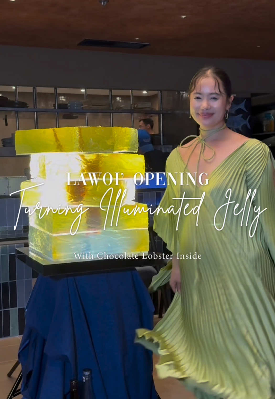 ดีใจมากๆเลนค่ะที่พี่เมย์ @May Jirutta และพี่ต้น @Chefton ให้โอกาศ @Emie ได้ทำอะไรสนุกๆอีกแล้ว คราวนี้มางานเปิดตัวของ Lawoi ค่ะ เค้กก็ต้องไม่ธรรมดาเหมือนร้าน ร้านนี้ซีฟู้ดคือสดใหม่ทุกวันแบบชาวประมง 4.0 เมนูอาหารจะเป็น catch of the day มีความ fusion เล็กน้อยแบบทานแล้วคือแซ่บถูกใจมากๆค่ะ  ตามคอนเซ็ปของร้านคือความสดใหม่ของซีฟู้ด เลยตั้งใจเอากุ้งทั้งตัวเข้าไปอยู่ในเยลลี่ ให้คนในงานค่อยค่อยตักเยลลี่ จนเผยโฉมกุ้งที่สดใหม่ออกมา เหมือนกับว่าหากได้มาที่ร้านและได้ลิ้มลองอาหาร จะต้องได้เจออะไรที่อร่อยและพิเศษแน่นอนค่ะ อยากให้งานเปิดตัวมีความ happening สุดสุด เลยอยากให้ทุกคนเข้ามามีส่วนร่วมกับเค้กก้อนนี้ โดยให้แขกทั้งงานสามารถตักเยลลี่ออกไปทานกับเครื่องดื่มได้ และตั้งใจทำให้ชั้นของเค้กก้อนนี้หมุนได้ค่ะ เพื่อโชว์ความเคลื่อนไหวในงานทำให้คนทั้งงานได้ตื่นเต้นไปด้วยนะคะ  รสชาติของตัวเค้ก ตั้งใจทำให้ชวนฝัน เหมือนการเดินเข้าร้านแล้วหลุดออกไปอยู่อีกโลกนึงที่เป็นโลกใต้น้ำค่ะ เลยทำให้เป็นรส bubblegum เอาแบบทานแล้ว surprise แบบว่าต้องทานก่อนถึงจะรู้รสชาติที่แท้จริงและติดใจค่ะ ก็เหมือนกับที่ทุกคนต้องไปลองที่ร้านนะคะ ไม่งั้นไม่รู้แน่แน่ว่าเค้าอร่อยแบบไหน 🤭 งานนี้ทำเค้กมาหลายก้อนเลยค่ะ มี long jelly centerpiece ด้วย เดี๋ยวจะมาต่อ part 2 นะค้า  มีใครอยากเห็นขั้นตอนการทำช็อกโกแลตกุ้งกับเค้กก้อนเพิ่มเติมมั้ยคะ ปล. ชุดเขียวของ @niTTiBoDEAN นะค้า