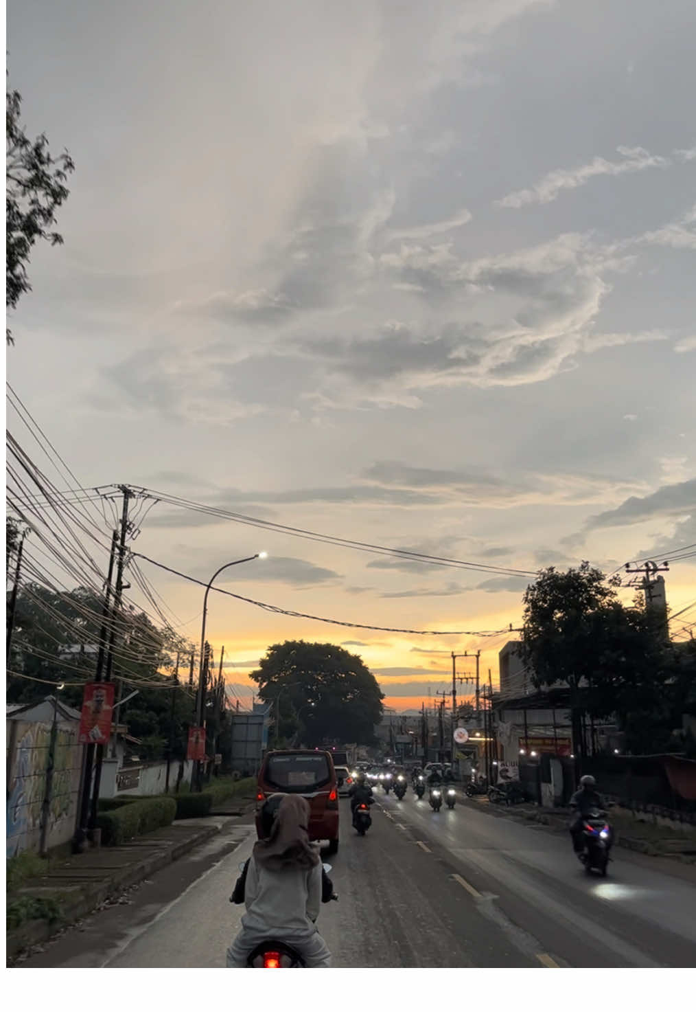 Senja di langit Bandung Barat 🌝🌥️✨#arulinyuk #bandungbarat #cimahi #fyppppp 