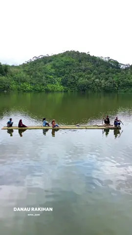 Pesona Danau Rakihan dilihat dari Jarak dekat.  Danau Rakihan terletak di Desa Ulu Danau Kecamatan Sindang Danau Kabupaten Oku Selatan. Danau ini memiliki luas sekitar 3 Hektar , dengan kedalaman diperkirakan mencapai 75 meter dan Danau ini juga merupakan Danau terbesar di Kabupaten Oku Selatan setelah Danau Ranau.  Adapun sejarah dinamai Danau Rakihan adalah untuk menghormati leluhur setempat Syech syaidi Rakihan.  Untuk Akses jalanya sangat bagus, dikarenakan lokasinya sangat dekat dengan Desa Ulu Danau. Untuk Pemandanganya sangat luar biasa Indah, Danau alami yang dikelilingi Gugusan Bukit barisan pokoknya di Jamin wisatawan akan betah berlama-lama di sini.  Ayo Gaes Wisata alam ke Ulu Danau.  Note.  Dari pusat kota Muara Dua ke Lokasi Danau Rakihan 2-3 Jam berkendara Dari Pusat Kota Baturaja 5 Jam Dari Pusat Kota Muara Enim 7 Jam Dari Pusat Kota Lahat 8 Jam Dari Pusat Kota Pagaralam 9 Jam Dari Kota Palembang 7-9 Jam #uludanau #explorealam #sumsel #sumseltiktok #semendelembak #lake #danau #danaurakihan #okuselatan #sindangdanau 