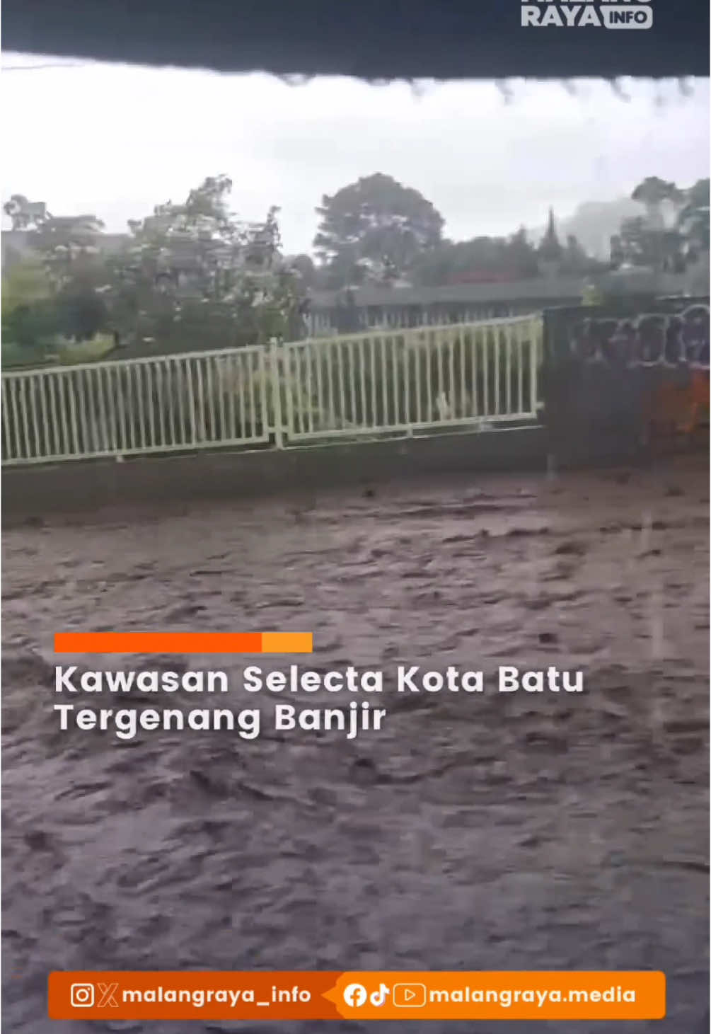 Hujan deras yang mengguyur Kota Batu pada Sabtu (22/2/25) siang membuat beberapa tempat terdampak banjir, salah satunya di kawasan Selecta. Terlihat air menggenani jalan di kawasan tersebut. Bagi para warga yang hendak mengarah ke Selecta diimbau untuk lebih waspada. . . 🎥 kiriman warga