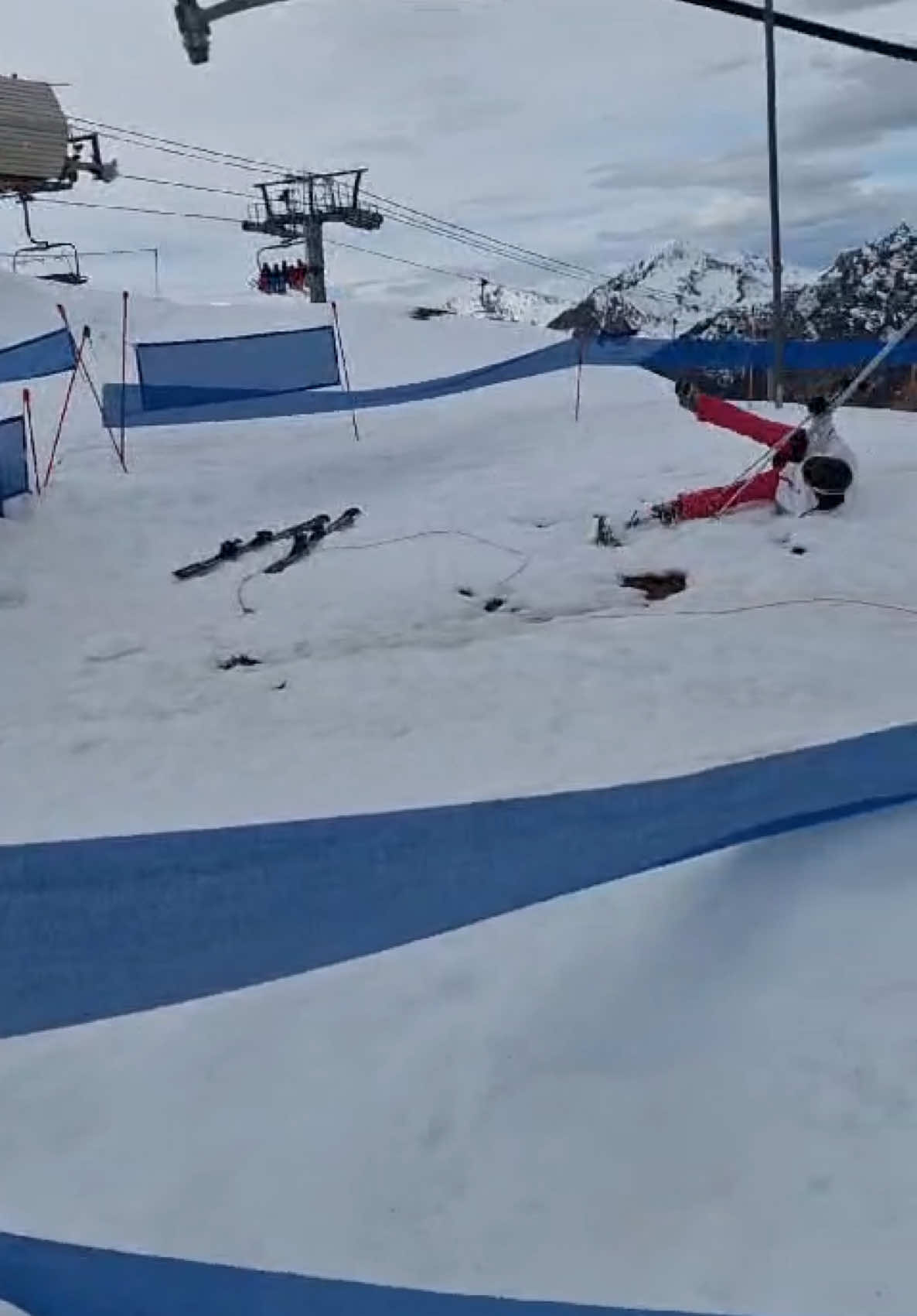 Remember to let go!🤣 #skiing #skifail #skilift #fyp 