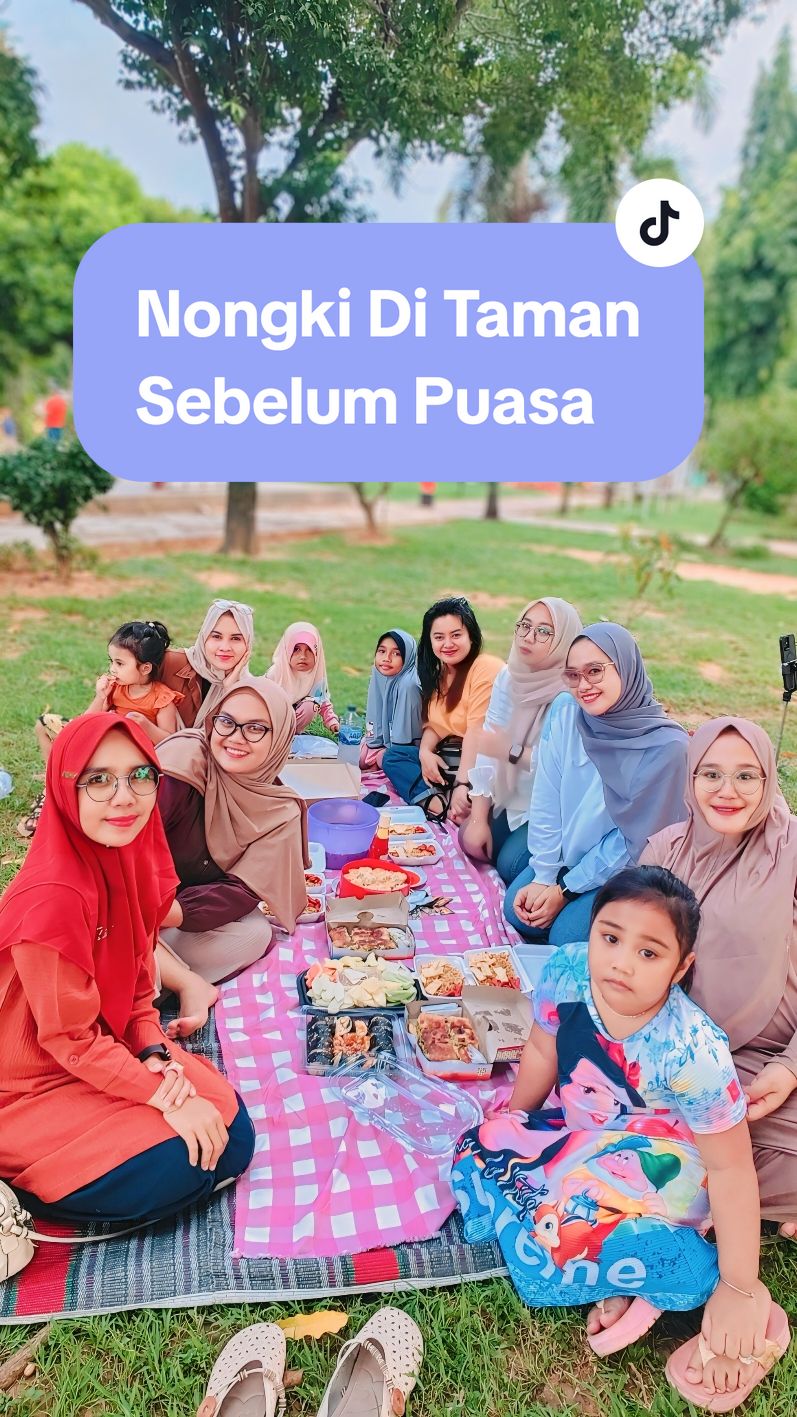 Puas-puasin Nongki sebelum bulan Puasa bareng BESTie @ayuariestaaa_ @ny.didiksetiawan @nanaamaniya @ria_almira @melisayunita17 @nuri_azizah93 🩷 #nongki #sebelumpuasa #liwetan #liwetansunda #taman #besti 