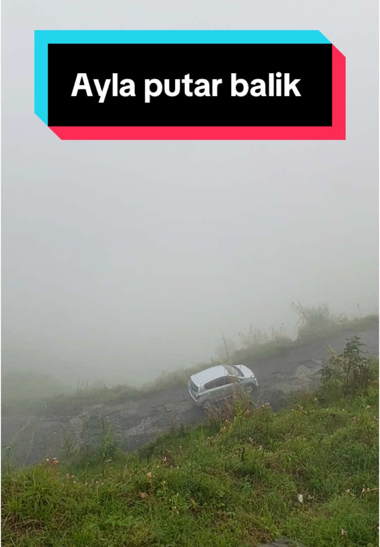 Sudah tau hasilnya kan kalo Ayla / agya lewat jalur ini kaya gimana, apalagi setelah hujan kaya gini???😱😱 Info penginapan Dieng Wa 0856-4307-1447 #dieng_wonosobo #dieng #fyp #fypage #curugsikarim #sikarimdieng #ayla #daihatsusahabatku #daihatsuayla 