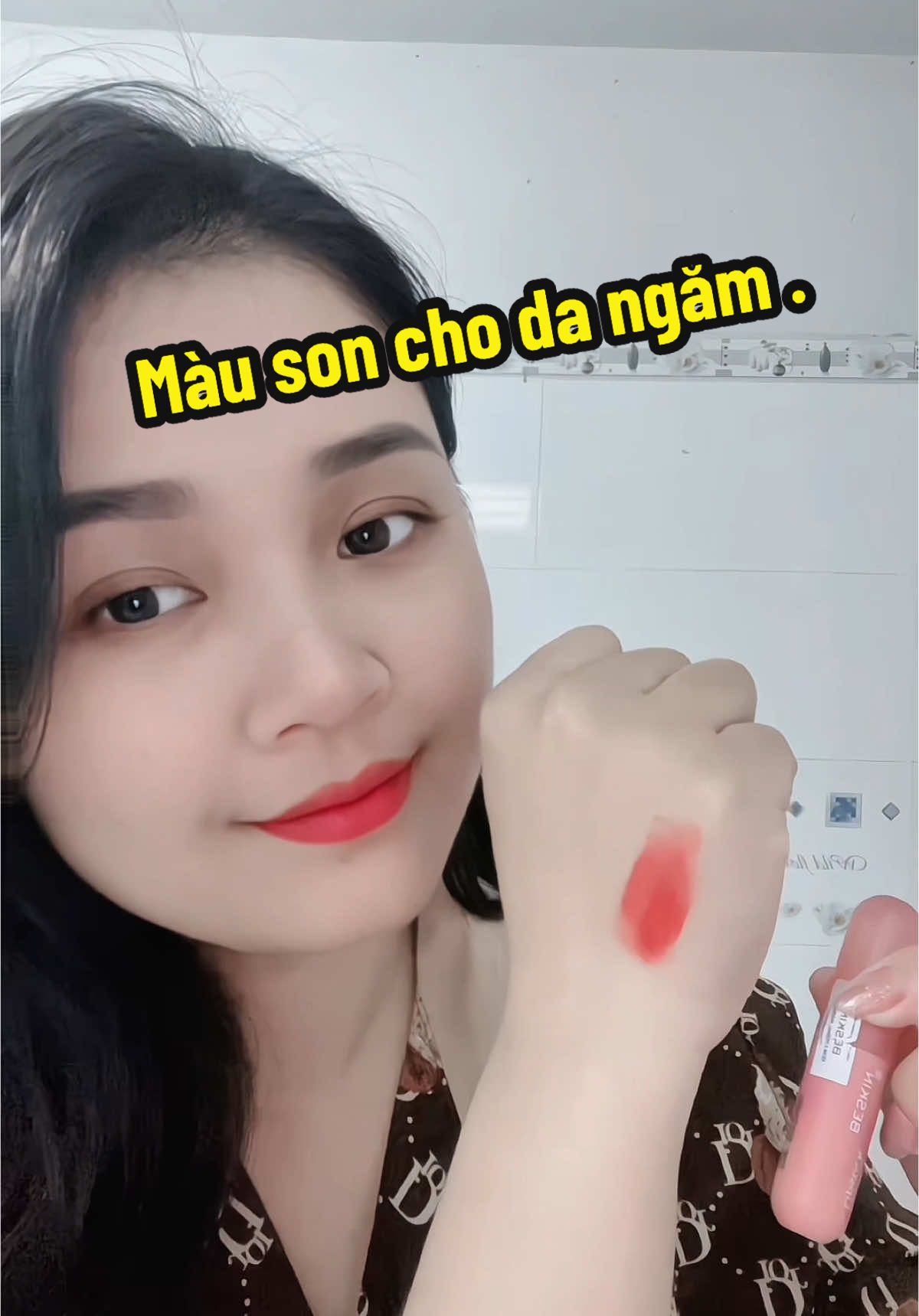 Son nhung lại toàn màu xinh . Lên môi không có cảm giác nặng môi đâu . Nên thử nha m.n #xuhuong #sonnhungbeskin #son #hoaen93 