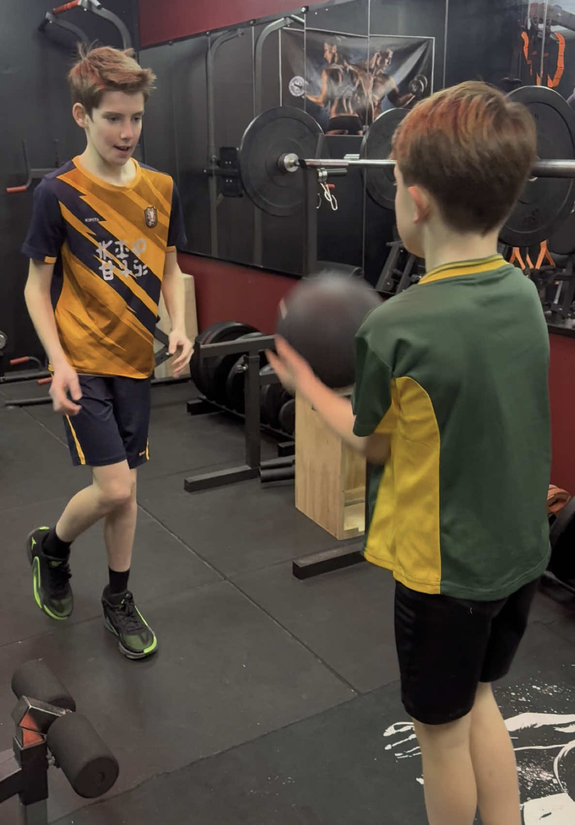 Ook Kinderen kunnen op een veilige en leuke manier steeds beter worden in hun sport door slimme training en plezier!🥳 #VeiligSporten #KleineStapjes #ptgym #kinderen #sportenbewegen 