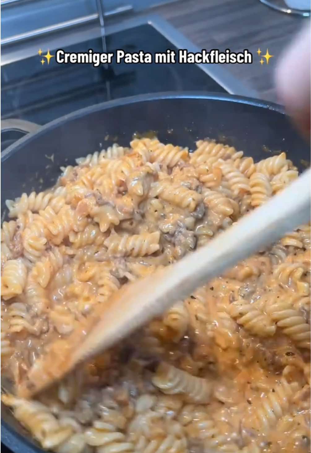 ✨Cremige Pasta🍝 Einfach und schnell 😍 Zutaten: 300g Nudeln 200g Rinderhackfleisch  2 EL Öl zum Braten  1 Zwiebel 1 Knoblauchzehen  1 EL Tomatenmark  200 ml Sahne  1 Schöpfkellen Nudelwasser  1 Scheibe Gouda 1 TL Salz 1 TL Pfeffer  1 TL Chili 1 TL Oregano  1 TL Paprika Edelsüß  1 TL Gemüsebrühe  Viel Spaß beim nachmachen 🥰 #fyp 