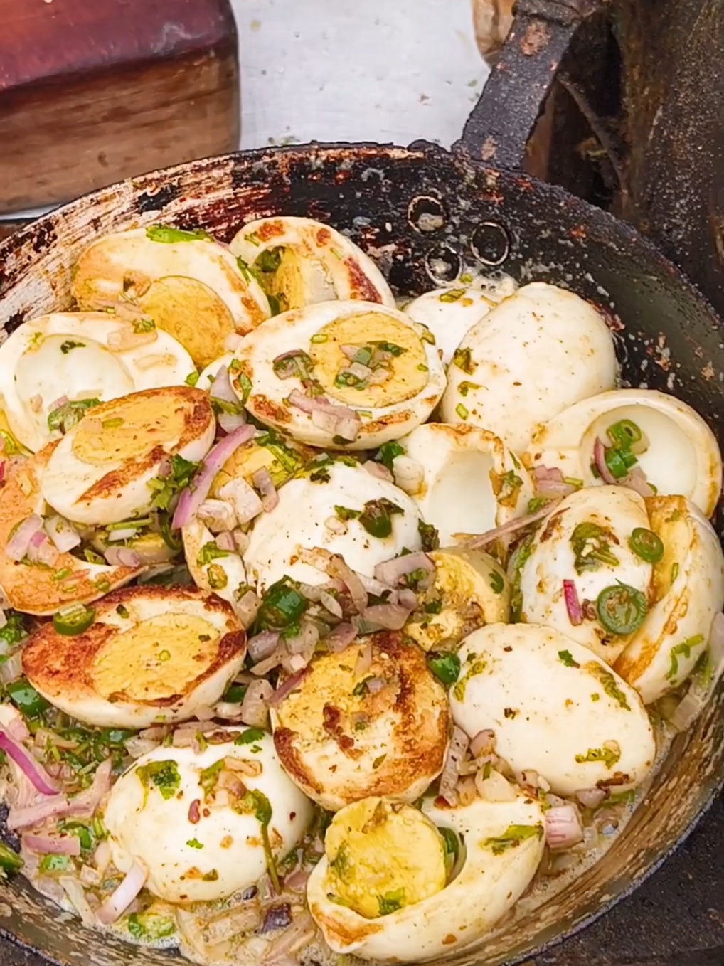 Watch this street food wizard turn 10 boiled eggs into a flavor-packed masterpiece! 😍🌶️ #EggFryMagic #IndianStreetEats #KolkataFoodScene #FoodieHeaven #tastytreats 