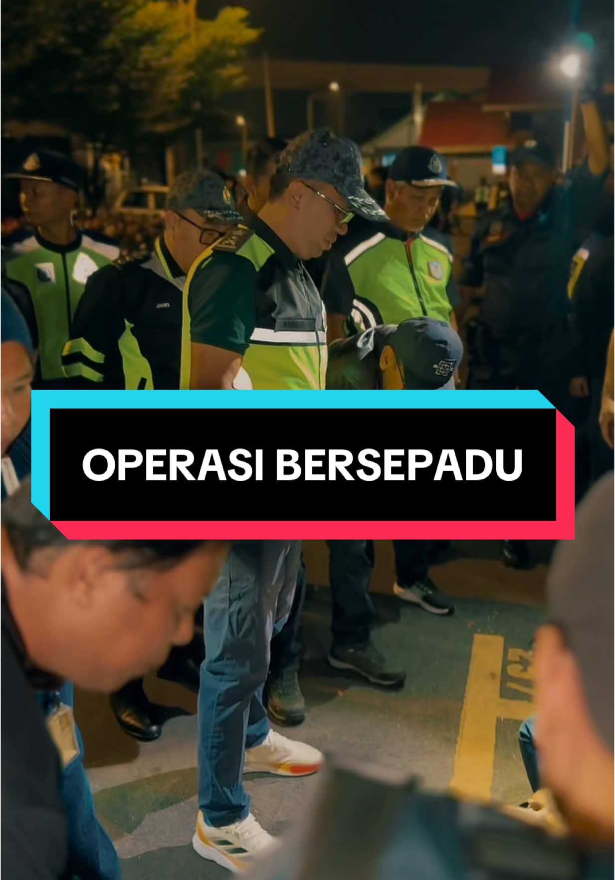 OPERASI BERSEPADU JABATAN IMIGRESEN MALAYSIA SELANGOR: 320 INDIVIDU DITAHAN Klang, Selangor – 22 Februari 2025 Sebanyak 320 orang ditahan dalam Operasi Bersepadu (OPS Kutip) yang dijalankan oleh Jabatan Imigresen Malaysia (JIM) Negeri Selangor pada awal pagi Sabtu, 22 Februari 2025. Operasi ini melibatkan lebih daripada 170 pegawai dan anggota dari pelbagai agensi, termasuk JIM, Pasukan Gerakan Am (PGA), Jabatan Pendaftaran Negara (JPN), dan Majlis Bandaraya Dewan Kota (MBDK). Lokasi Operasi: Operasi ini dijalankan di Kompleks Pasar Meru Klang, sebuah kawasan tumpuan di Klang, Selangor, yang terkenal dengan pasar barang basah yang sibuk. Lokasi ini dipilih kerana ia sering menjadi tempat berkumpul bagi pendatang asing. Butiran Operasi: 	•	Jumlah Orang Yang Diperiksa: 630 orang 	•	Jumlah Orang Kena Tahan (OKT): 320 orang Sepanjang operasi yang dimulakan pada jam 5:05 pagi, pegawai imigresen telah memeriksa lebih 600 individu yang berada di sekitar kawasan tersebut. Mereka yang gagal menunjukkan dokumen sah atau disyaki melanggar undang-undang imigresen telah ditahan untuk tindakan lanjut. Kebanyakan kesalahan yang dikenakan adalah di bawah Seksyen 6 (1) (c) Akta Imigresen 1959/63, yang merujuk kepada kemasukan tanpa izin sah ke negara ini. Komitmen JIM Negeri Selangor: Dengan matlamat mengukuhkan keselamatan negara dan mengekang kemasukan pendatang asing tanpa izin, operasi seperti ini akan diteruskan bagi memastikan kepatuhan terhadap undang-undang imigresen sentiasa dipatuhi. #jabatanimigresenmalaysia #jimselangor #mbdk#pga #jpn 