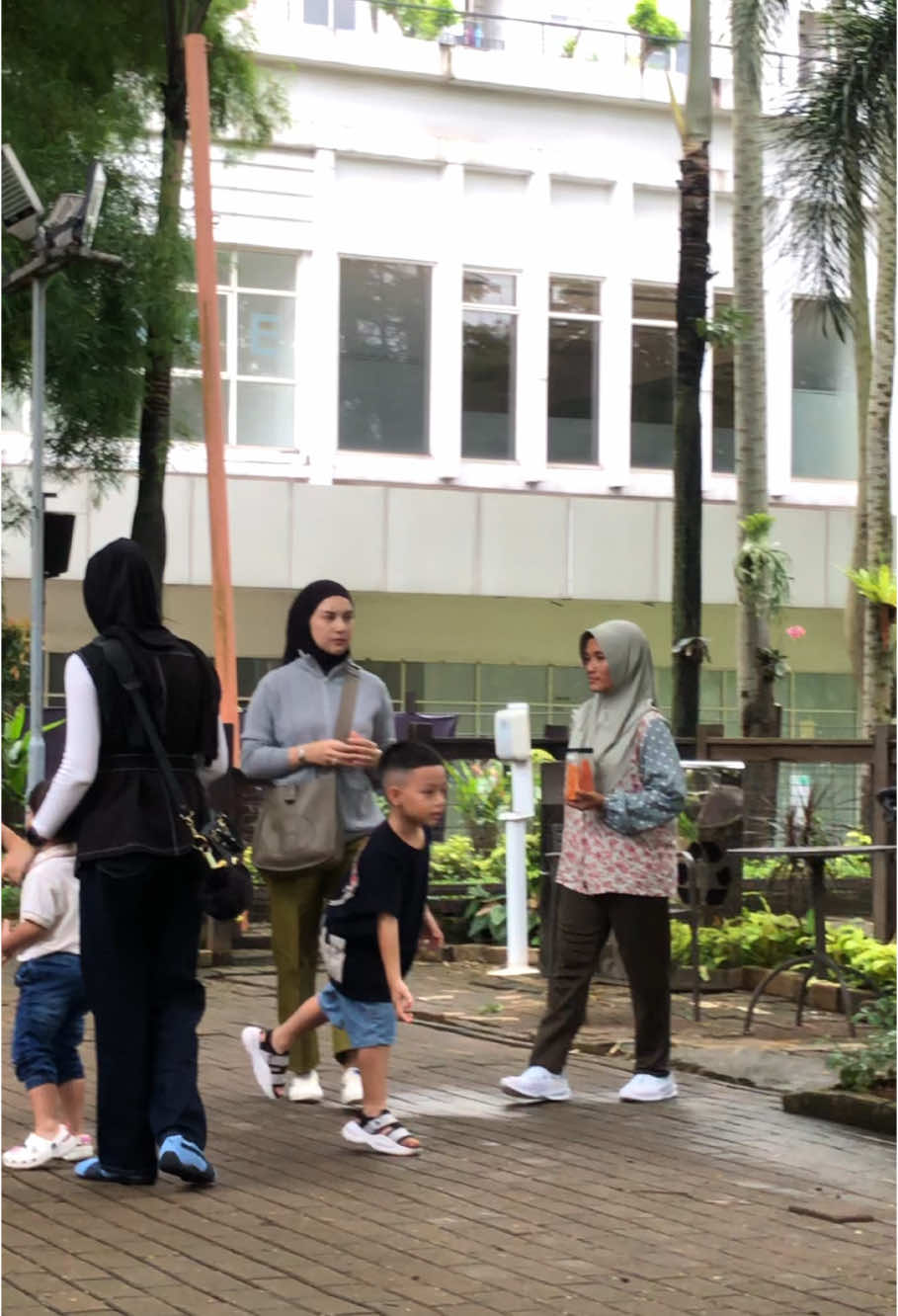 Masyaallah mimpi apa ketemu Artis ga sengaja 🤗  liat di TV cantik aslinya lebih lebih 😍🤩 #irishbella #haldysabri #tanggerangbanten #fypp #fypage #scientiasquarepark 