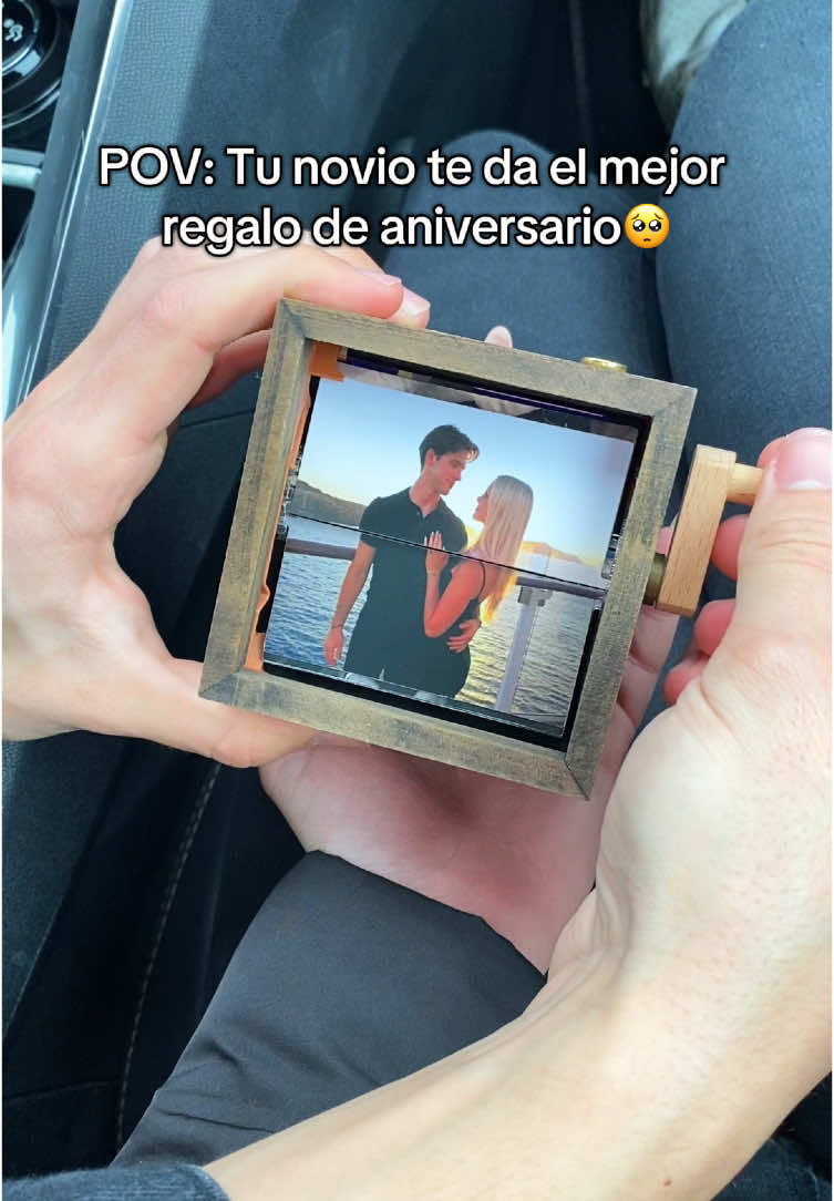 Nuestro primer aniversario 💘#fotos #recuerdos #pareja #novios  . . . Me encanta mi nuevo cubo de fotos de madera personalizable. Esta caja gira y muestra hasta 16 fotos de recuerdos y momentos. Es el regalo perfecto para tu novia.