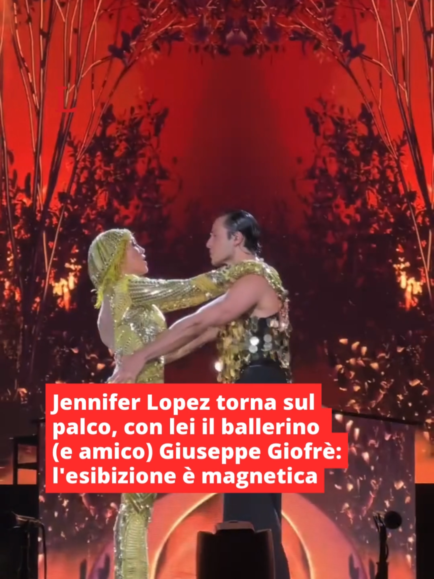 Un mix di sensualità ed energia, unito a outfit con lustrini, ricami, trasparenze e pailletes. #JenniferLopez e il ballerino #GiuseppeGiofrè hanno incantato il pubblico dello spettacolo al 