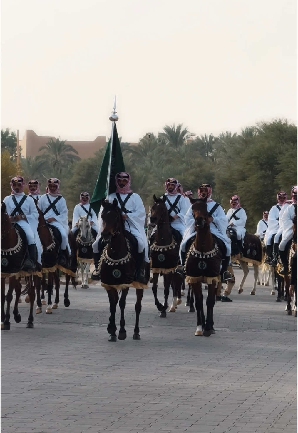 في صفوفهم.. عزّ ومهابة! ✨🇸🇦 ‏مسيرة الحرس الملكي بين معالم ⁧‫#الدرعية احتفاءً بـ ⁧‫#يوم_التأسيس 🤎 Strength and honor in every step! ✨🇸🇦 ‏The Royal Guard Parade moves through the heart of ⁦‪#Diriyah‬⁩, celebrating ⁦‪#FoundingDay‬⁩ 🤎