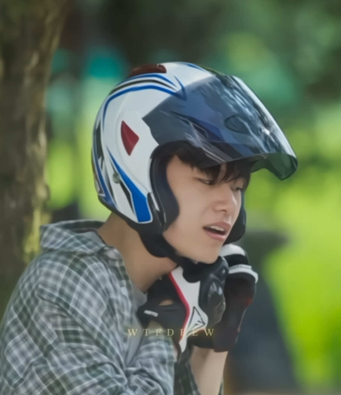 Aaaa Ji Sun-Woo😍 ketutupan helm aja masih keliatan gantengnya😂 #chawoomin #차우민 #buriedhearts #보물섬 #jisunwo #kdrama #fyp 