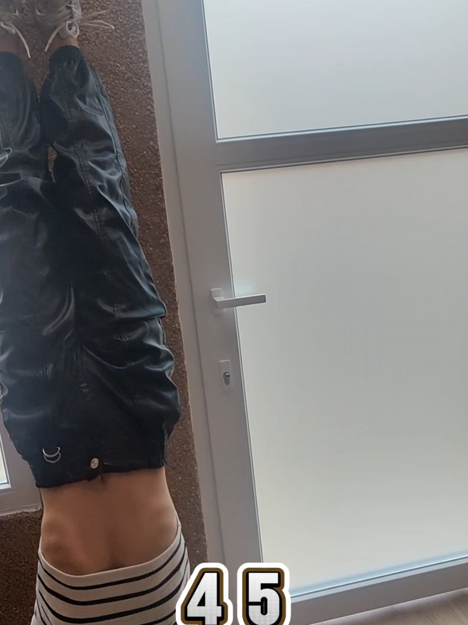 Eres capaz de AGUANTAR 10 segundos con un PIMIENTO 🫑 en los pies y haciendo EL PINO 😅 *RETO DE GIMNASIA RÍTMICA ❤️*