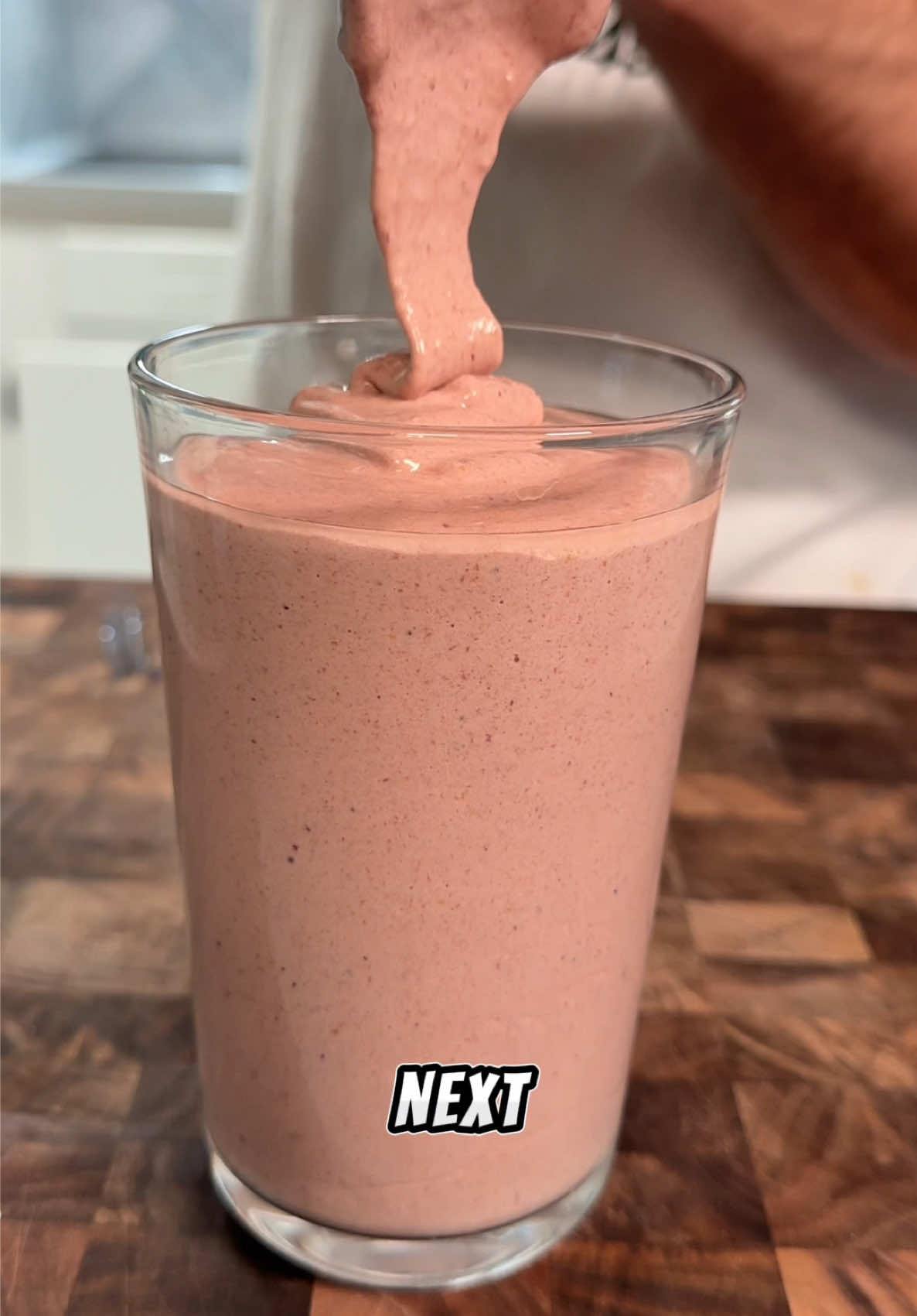 This is the exact post workout smoothie i’ll be drinking everyday for my next 13 week cut💪🏻 637 Calories 50g protein 81g carbs 9g fat  What you need: 100g mixed berries  60g oats  60g whey protein  30g cap’n crunch  Thanks to my coach @TCY.Coaching me on track 💪🏻 #highprotein #lowcalorie #smoothie #postworkout #Recipe #easytomake #highproteinmeals #smoothies