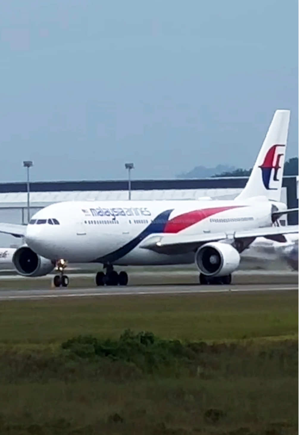 9M-MTW Malaysia Airlines (Malaysia) 🇲🇾  Airbus A330-223 Kuala Lumpur International Airport (KUL) KUL-MED MH158 22 Jan 2025 9M-MTW of Malaysia Airlines taking-off to Medina~ ✈️ #Airbus #A330 #A330200 #A330223 #AirbusA330200 #AirbusA330223 #MalaysiaAirlines #MASA330 #MalaysiaAirlinesA330 #MalaysianHospitality #MH #MAS #9MMTW #CinematicPesawat #fyp #MalaysiaTikTok #TikTokMalaysia @Malaysia Airports @Malaysia Airlines 