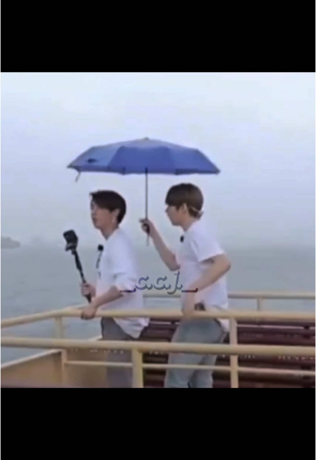 Lee Know holding the umbrella for Han is so sweet 😭❤️ #minsung #leeknow #hanjisung #fyp 