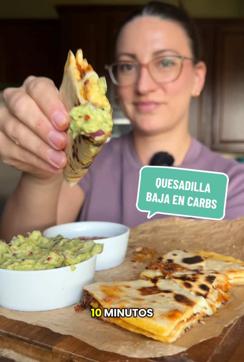 QUESADILLA RELLENA DE HUEVO Y QUESO. Idea de comida en 10 minutos, baja en carbohidratos y buenísimas 🧀 📝 Toma nota de esta receta para que tengas una idea más de qué comer cuando no tengas tiempo  INGREDIENTES:  Para la quesadilla:  2 huevos Pizca de sal Un poco de chile en hojuelas (opcional) Tortilla baja en carbohidratos (yo use la marca @sietefoods Salsa picante (opcional) Para el guacamole: 1 aguacate maduro grande Jugo de ½ limon Pizca de sal Un poco de cebolla morada PROCEDIMIENTO: 1.- Revuelve 2 huevos con sal y un poco de chile en hojuelas.  2.- Sobre un sartén agrega el huevo y coloca queso por encima.  3.- Coloca una tortilla baja en carbohidratos por encima. 4.- Si te gusta el picante tanto como a mi, agrega salsa antes de cerrar la quesadilla. 5.- Para el guacamole mezcla la cebolla picada, aguacate, un poco de sal y jugo de limón. . . #quesadilla #bajoencarbohidratos #perdidadepesosaludable #ideadecomida 