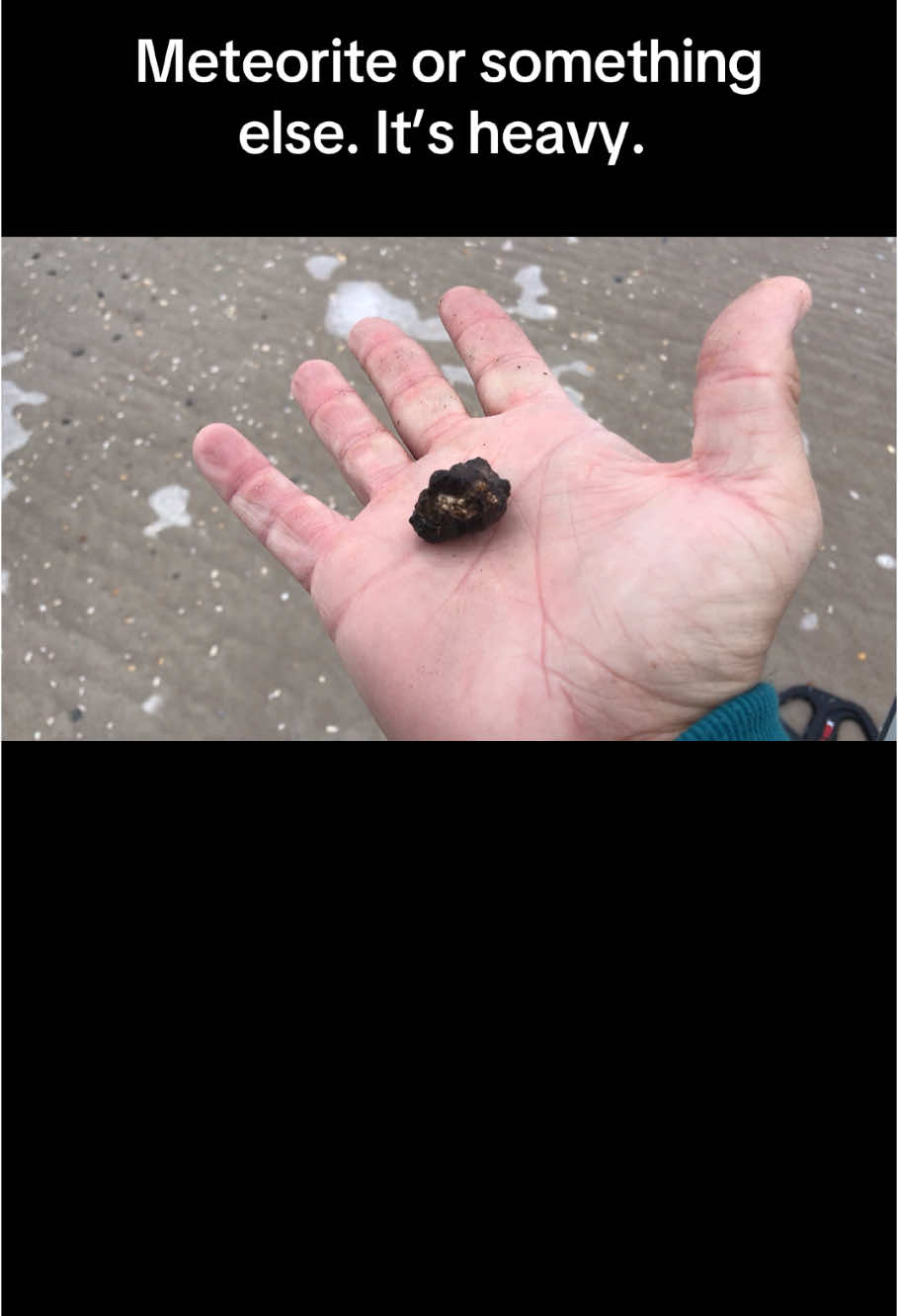 Finding space rocks or peanuts on the beach #detecting #fyp #gold #meteor #sand #minelab #wow 