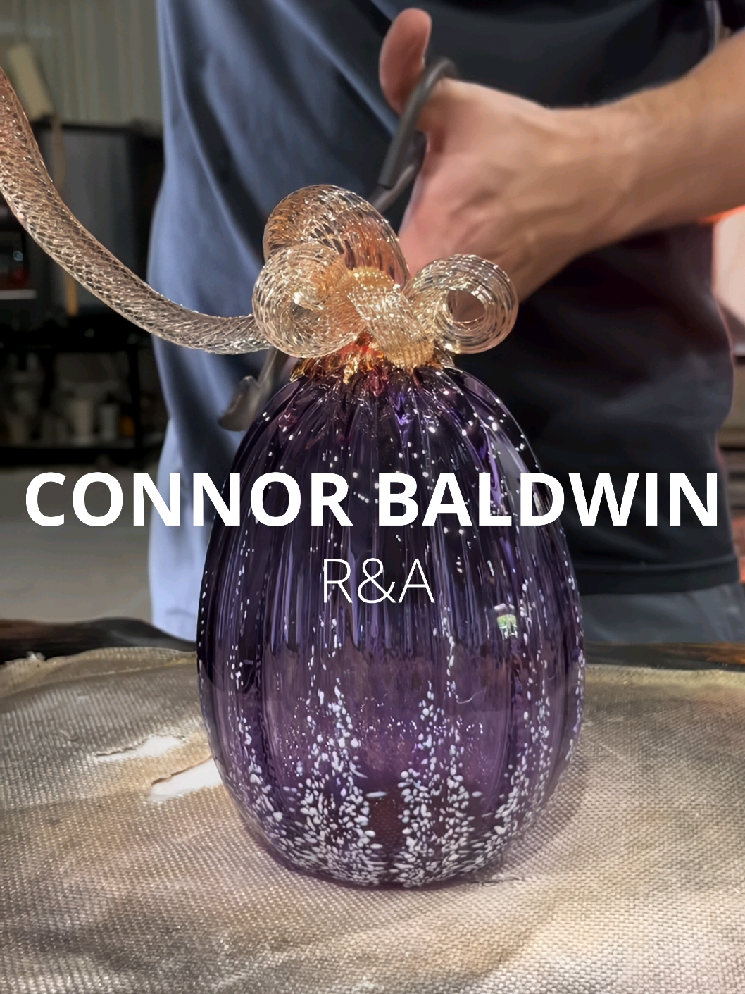 Connor Baldwin, conhecido como @glassgoof, transforma vidro derretido em verdadeiras obras de arte! Com muito talento e precisão, ele molda o material quente em designs incríveis, criando peças únicas e fascinantes. Seu processo é simplesmente hipnotizante de assistir! 😍🔥✨ Artista: @glassgoof #ArteEmVidro #VidroSoprado #Talento 