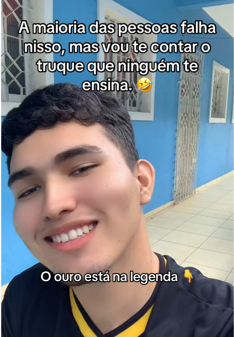 “Por que eu falei isso? Agora todo mundo vai me achar burro(a).” Acontece mais do que você imagina. E não é porque você não sabe se comunicar. O problema, na maioria das vezes, não é o que você fala, mas o que você sente antes de falar: • Medo de ser julgado. • Ansiedade pra parecer interessante. • Pressão interna pra dizer “a coisa certa”. 😼 Aqui vai o pulo do gato: Se você entra numa conversa já se julgando, sua mente foca em tudo que pode dar errado. Resultado? Aquela travada clássica ou um comentário fora de contexto. O que me ajudou: 1. Fique em silencio alguns segundos antes de responder — simples, mas te dá segundos preciosos pra pensar. 2. Aceitar o desconforto — nem toda conversa precisa ser perfeita. Errar é humano. 3. Se conectar, não se provar — foque em entender e se conectar com o outro, não em parecer “incrível”. A frase que mudou tudo pra mim foi de uma mulher muito influente: “Você tem dois ouvidos e uma boca, ouça mais e fale menos.” Essa foi uma lição que me fez perceber o poder de pensar antes de falar. Como eu disse, nem sempre lembramos disso, mas a prática constante e o autoconhecimento mudam tudo. Siga @salmorusthen para mais conteúdos sobre desenvolvimento pessoal, visibilidade, comunicação e conteúdo criativo. 💬✨ Hashtags: #Comunicação #ControleEmocional #DesenvolvimentoPessoal #Autoestima #AnsiedadeSocial #FalarEmPúblico #Confiança #Timidez #Autenticidade #Visibilidade Palavras-chave: comunicação, controle emocional, insegurança, ansiedade social, conexão, autenticidade, confiança, medo de julgamento, desenvolvimento pessoal, 