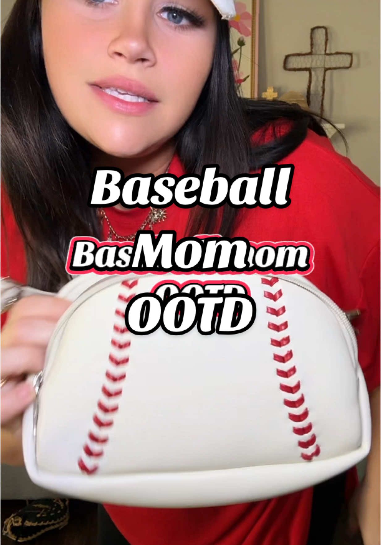 Ball field simple outfit. #sportsmomoutfits #baseballmomoutfit #baseballmomlife #baseballmom #baseballmoms #baseballseason #baseballszn #baseballmombag 