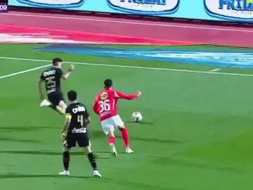 سيمفونيه زملكاويه  مهارات لاعبي الزمالك وهما بيفرشوا لعيبة الأهلي على الأرض 