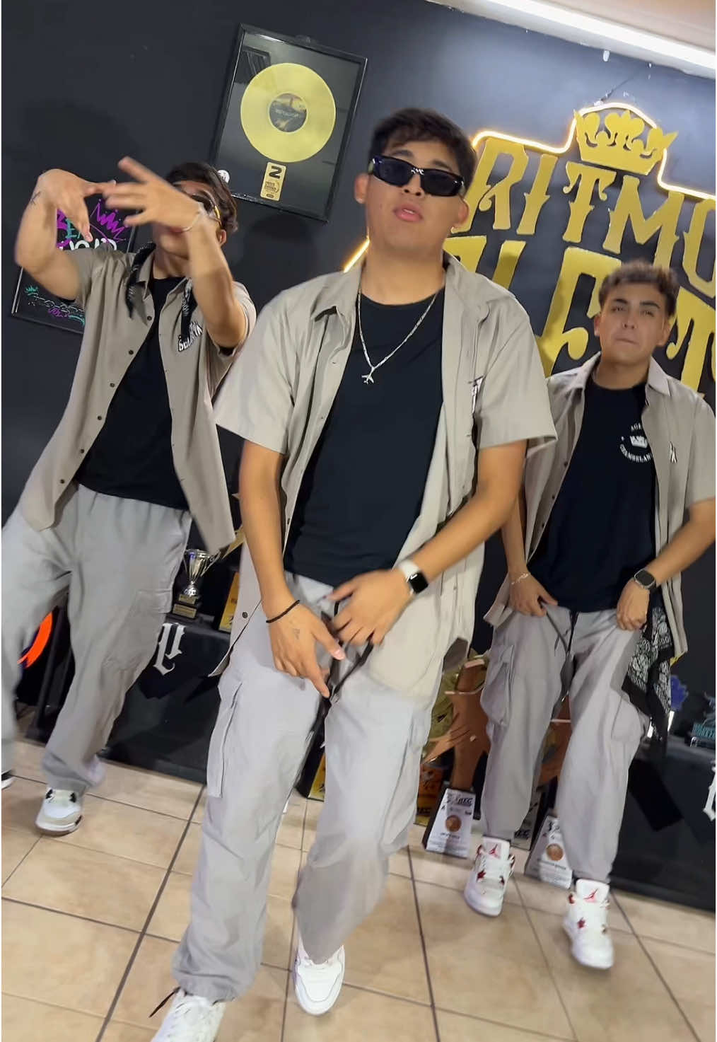 Como joshi 🔥 Chambelanes: @Tony Gutiérrez @JonyMares101 @Bryan Mosqueda🔥  #chambelanes #joshi #xv #ritmoselecta #selecta #ritmo #rs #fyp #bailarines #danza 