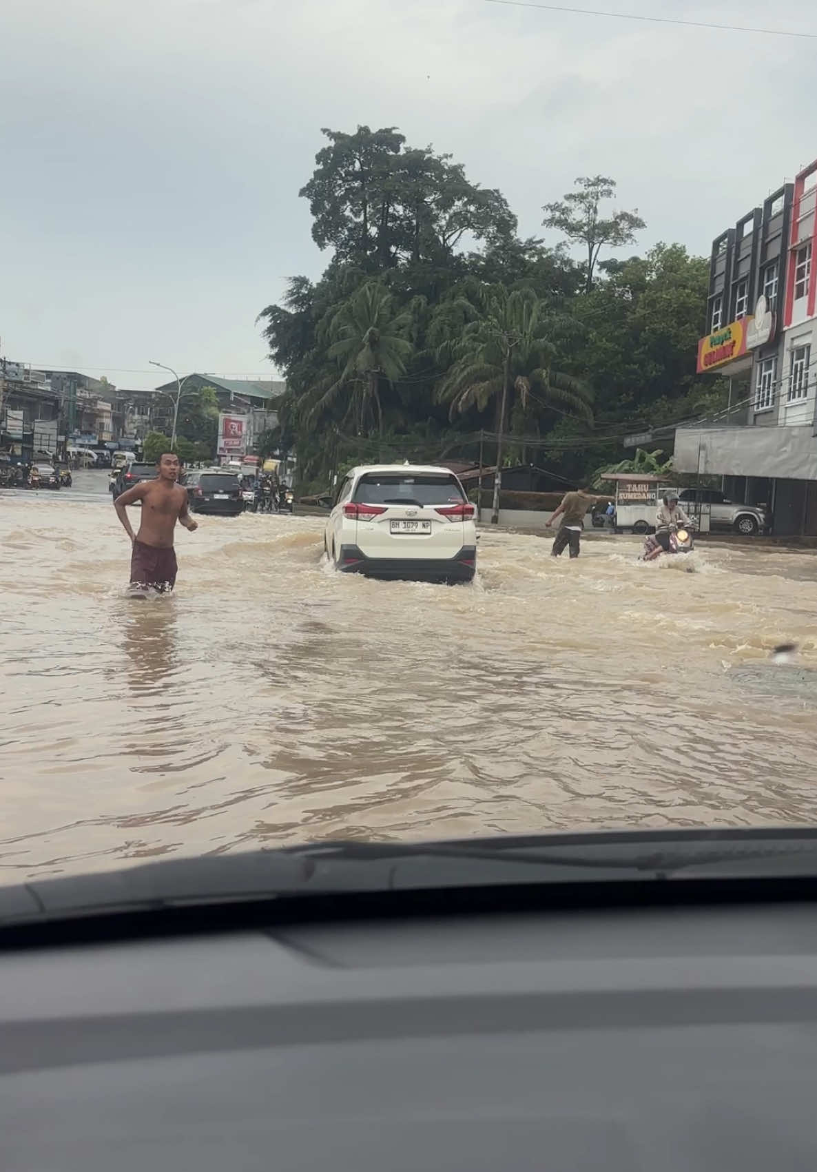 Seraso jalan diatas sungai batanghari🤣🤣#jambi #jambibanjir #banjir #2025 #fyp #fyppppppppppppppppppppppp #fyppp #fypage 