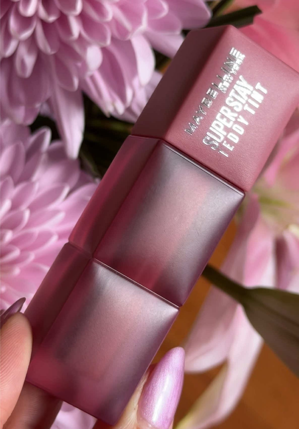 this kneehigh shade of @Maybelline NYs SUPERSTAY Teddy Tint Lipstick is STUNNING 👌🏽 the perfect mauve lipstick — for up to 12 hours of wear! 💋💋 • • • #lipstick #maybelline #maybellineny #superstay #teddytint #lipstick #mauvelipstick #lips #makeup #grwm #superstaylipstick #giftguide #tiktokshoprestock 