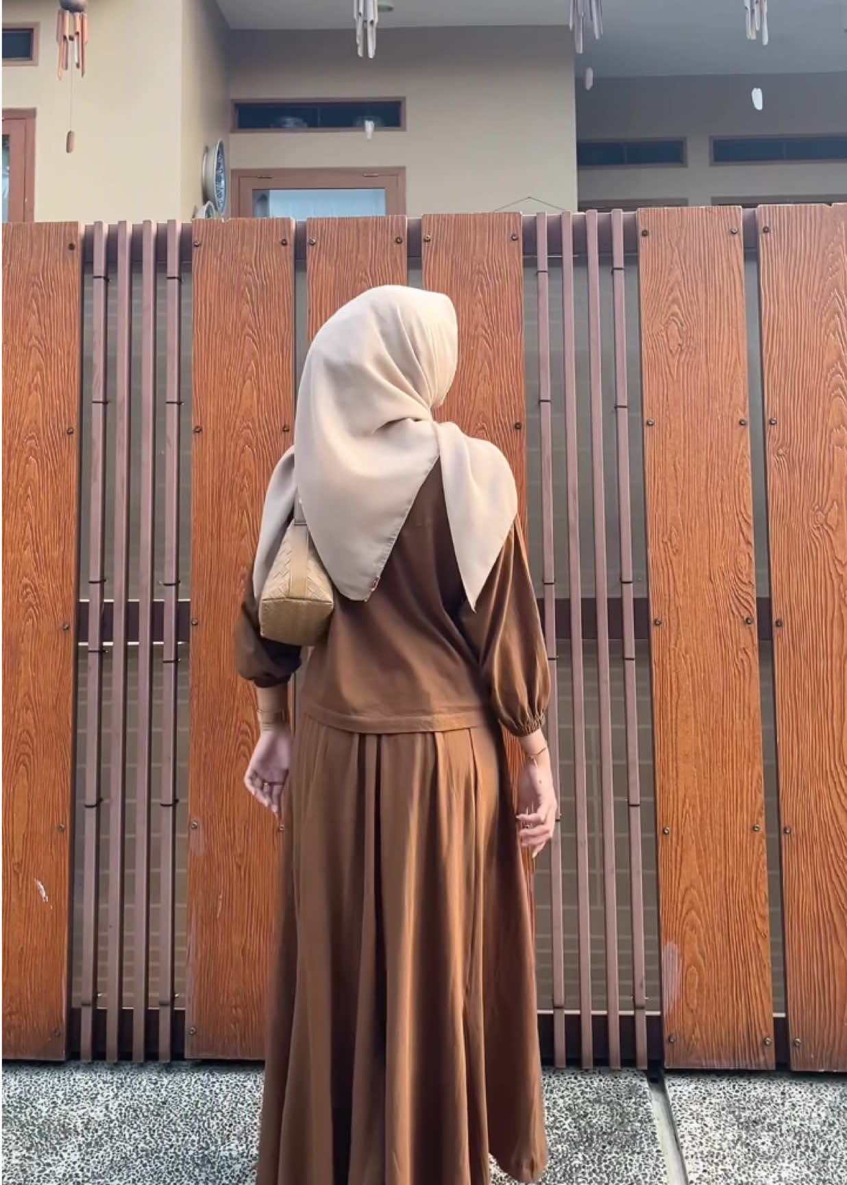 suka sekali outfit kali ini🤎 @Lanrestore 