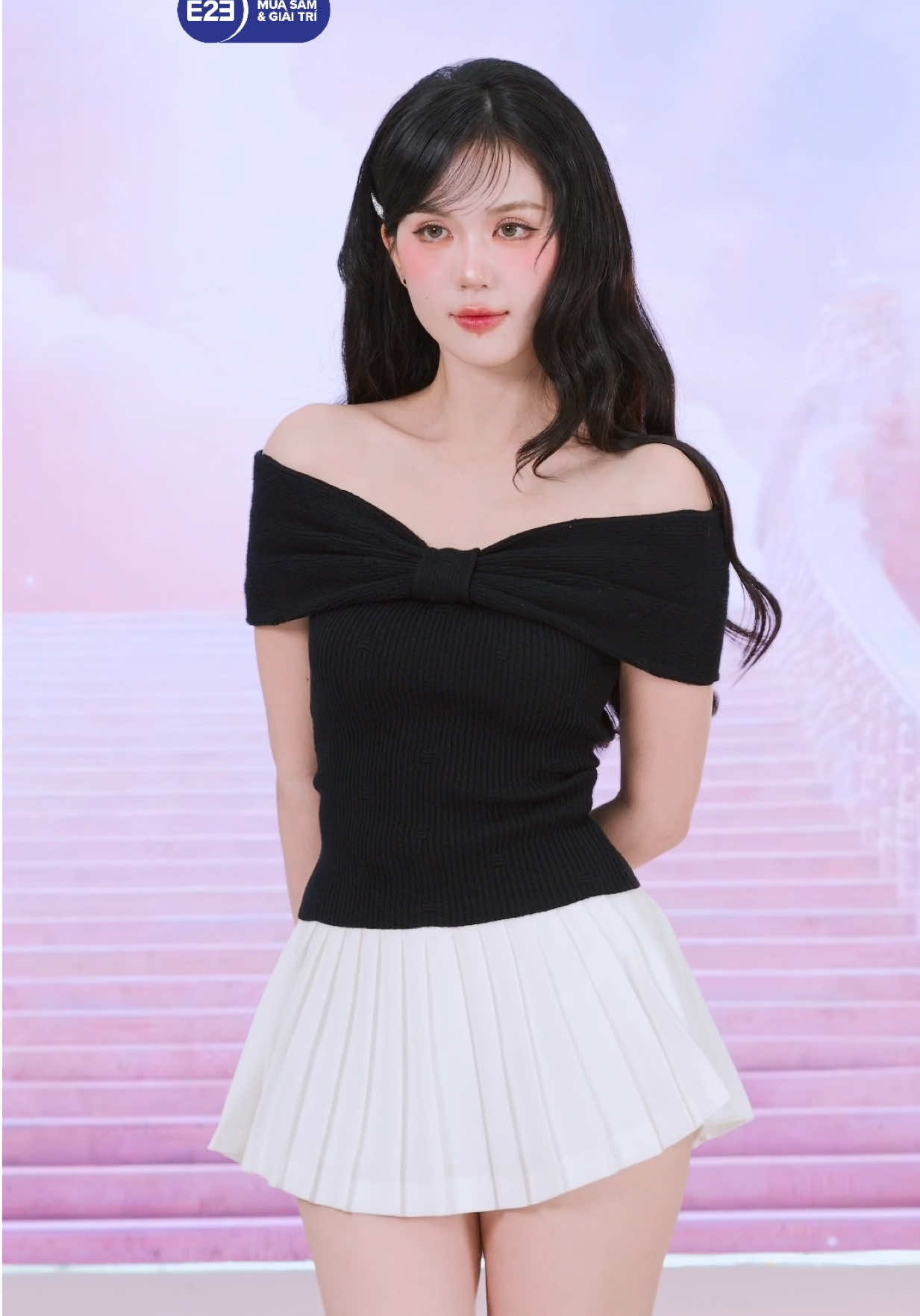 Tựa như một bản giao hưởng hoà quyện giữa sự thanh tao và quyến rũ, 𝑴𝒖𝒔𝒆 𝑵𝒈𝒐𝒄𝑻𝒓𝒊𝒏𝒉 xuất hiện với vẻ đẹp nhẹ nhàng nhưng đầy mê hoặc. Thiết kế áo trễ vai phối nơ xinh ôm trọn bờ vai mong manh ấy. Khi mix cùng váy xếp ly mang lại sự trẻ trung lại khoe khéo đôi chân thon dài ✨🎀 Nàng yêu check ngay lịch livestream tại bio tiểu sử shop nha. Cùng lên lịch hẹn với TINGOAN ® nha @Tingoan Store #ootd #tiktok #tingoan #fyp Ngọc Trinh TINGOAN® mặc áo Heera và váy Forget My Ex