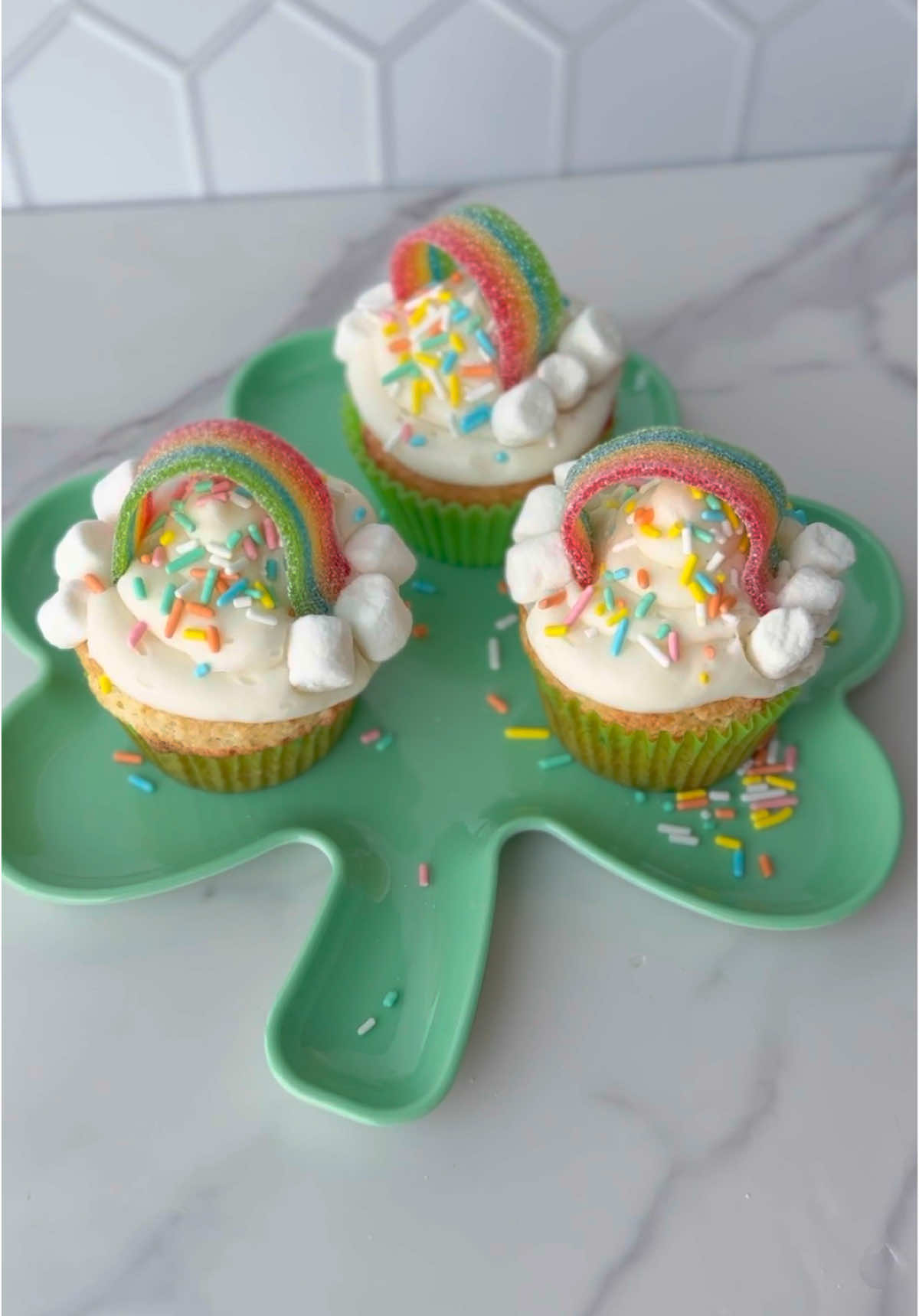 It's so easy to make these festive St. Patrick's Day cupcakes! 🌈 🍀  Anyone can make these cute cupcakes - no special tools needed! Your kids will love them! Pro tip: Use marshmallow 