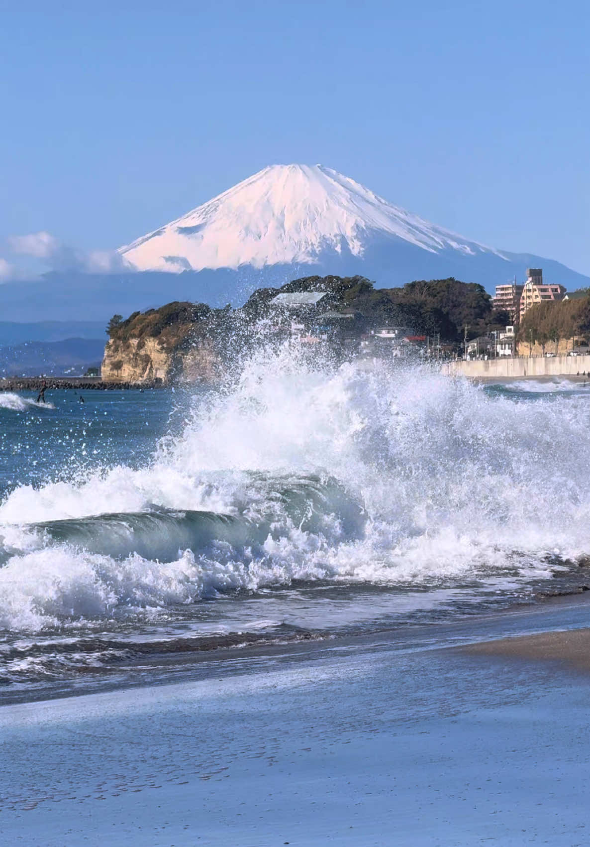 今日は富士山の日だー(｣´ᗜ`)｣🗻✨️ 📍Shichirigahama / Kamakura🇯🇵 🗾七里ヶ浜 🗻今日2月23日は「#富士山の日」 ということで大好きな場所から見た富士山をお裾分け！ ちなみになんで富士山の日かと言うと「ふ（2）じさん（23）」「ふ（2）じみ（23）」と読めることなどから、複数の団体が2月23日を「富士山の日」と定めているようです。 Today, February 23rd, is 