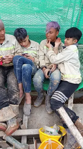khổ thân cơm còn phải bón.bố mẹ cứ bắt đi làm 